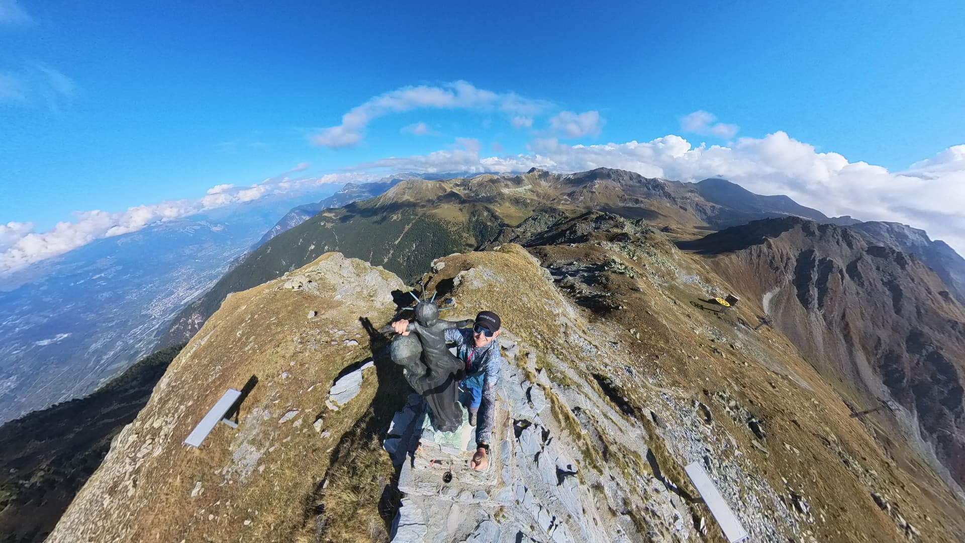 Selbstporträt von Marcin Bawiec neben der Figur auf dem Mont-Noble-Grat