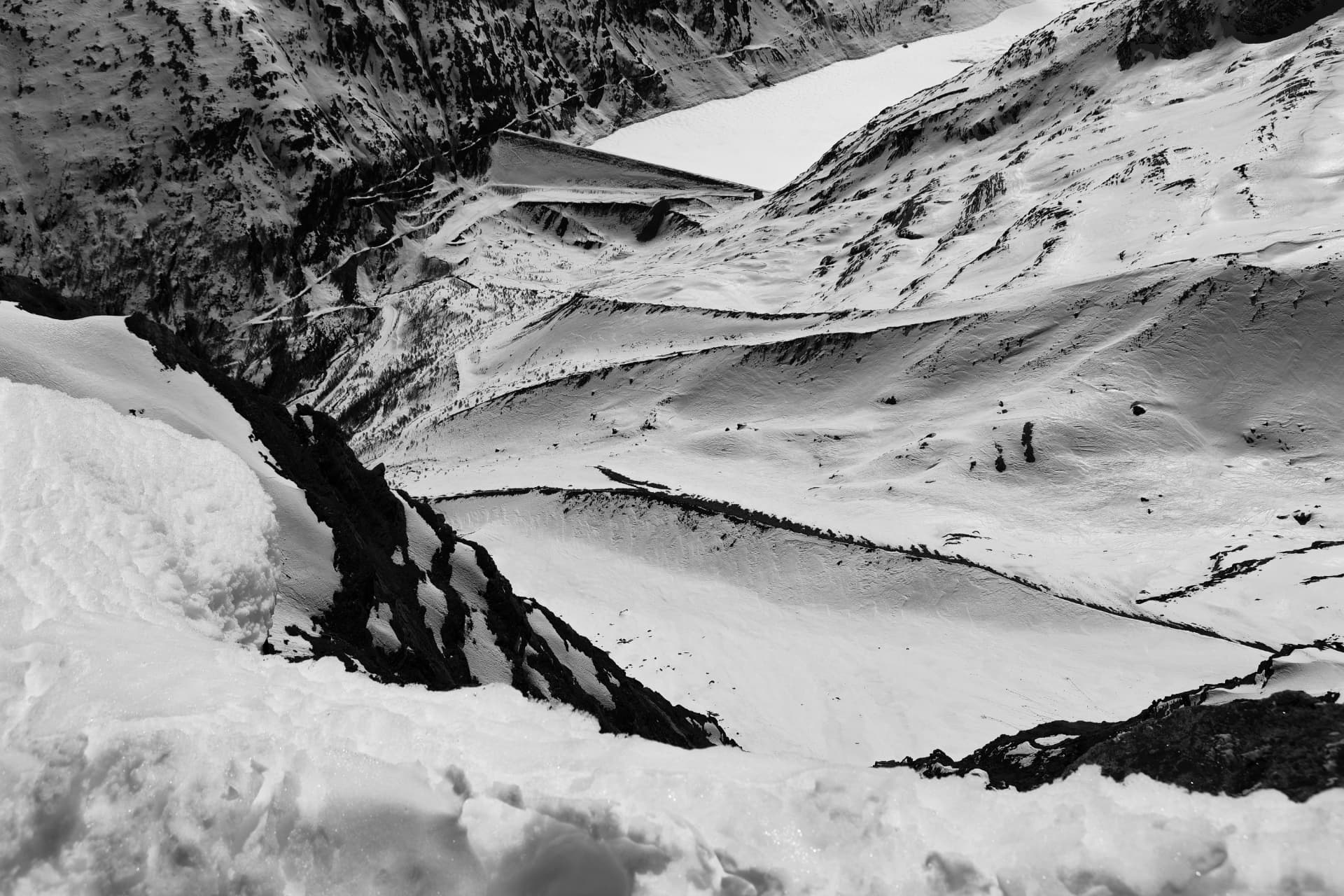 Blick hinunter ins Saastal auf die Staumauer, schwarzweiss