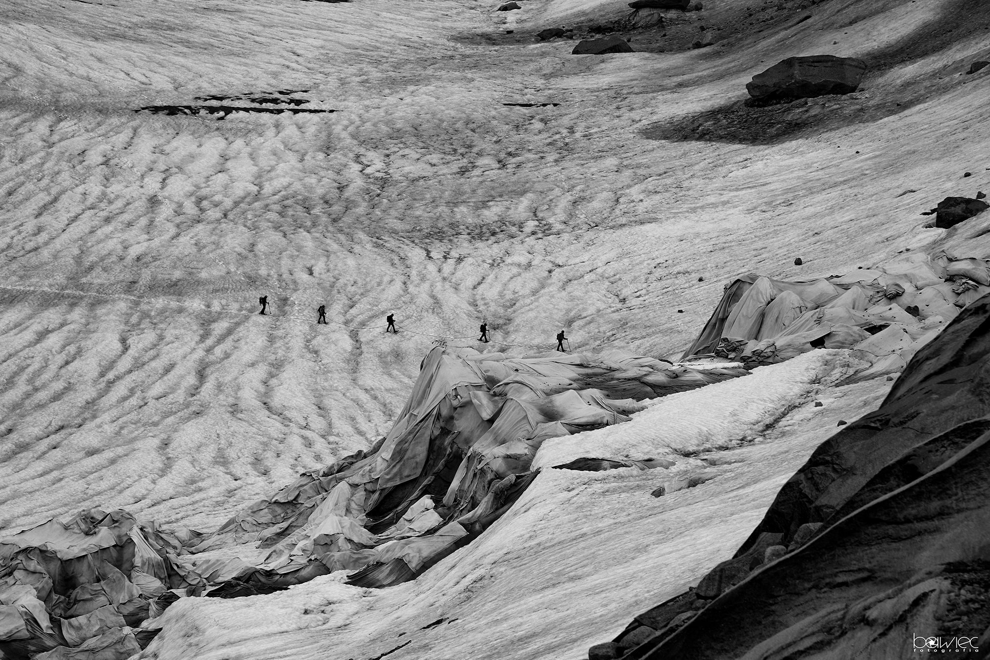 Seilschaft auf dem abgedeckten Gletscher