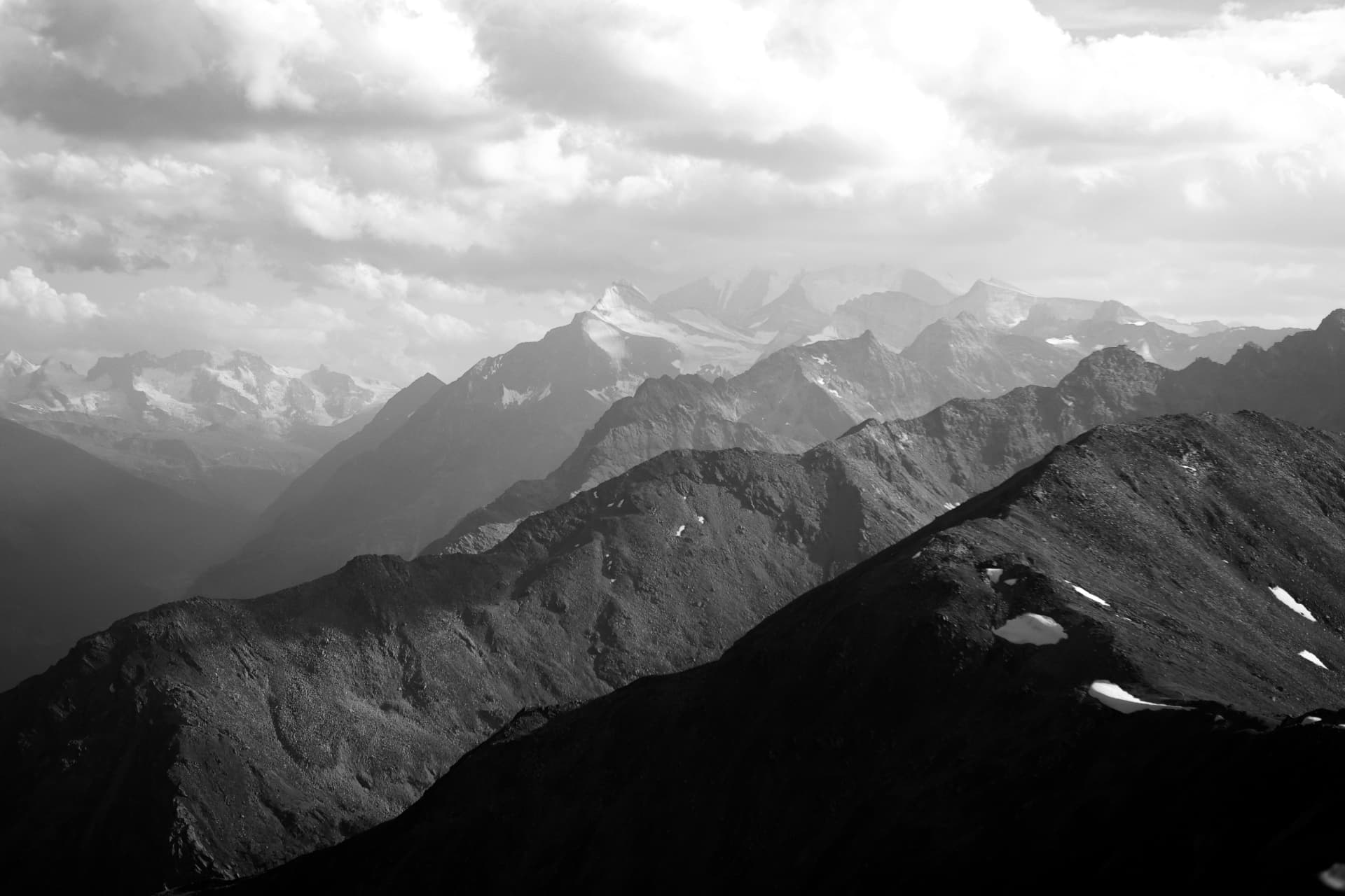 Schwarzweiss-Panorama geschichteter Walliser Grate vom Augstbordhorn