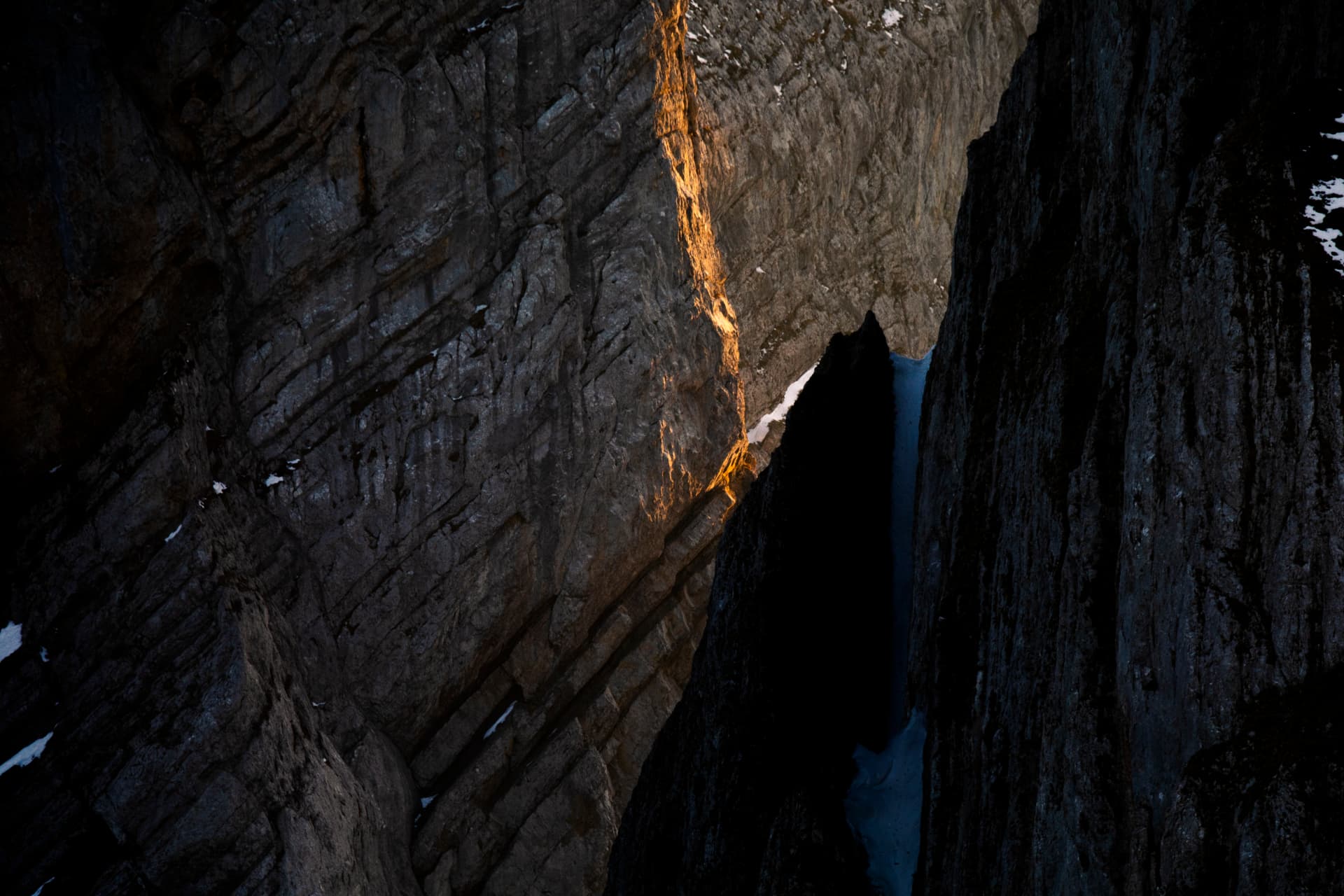 Felsspalte mit dem letzten Lichtstrahl an der Wand