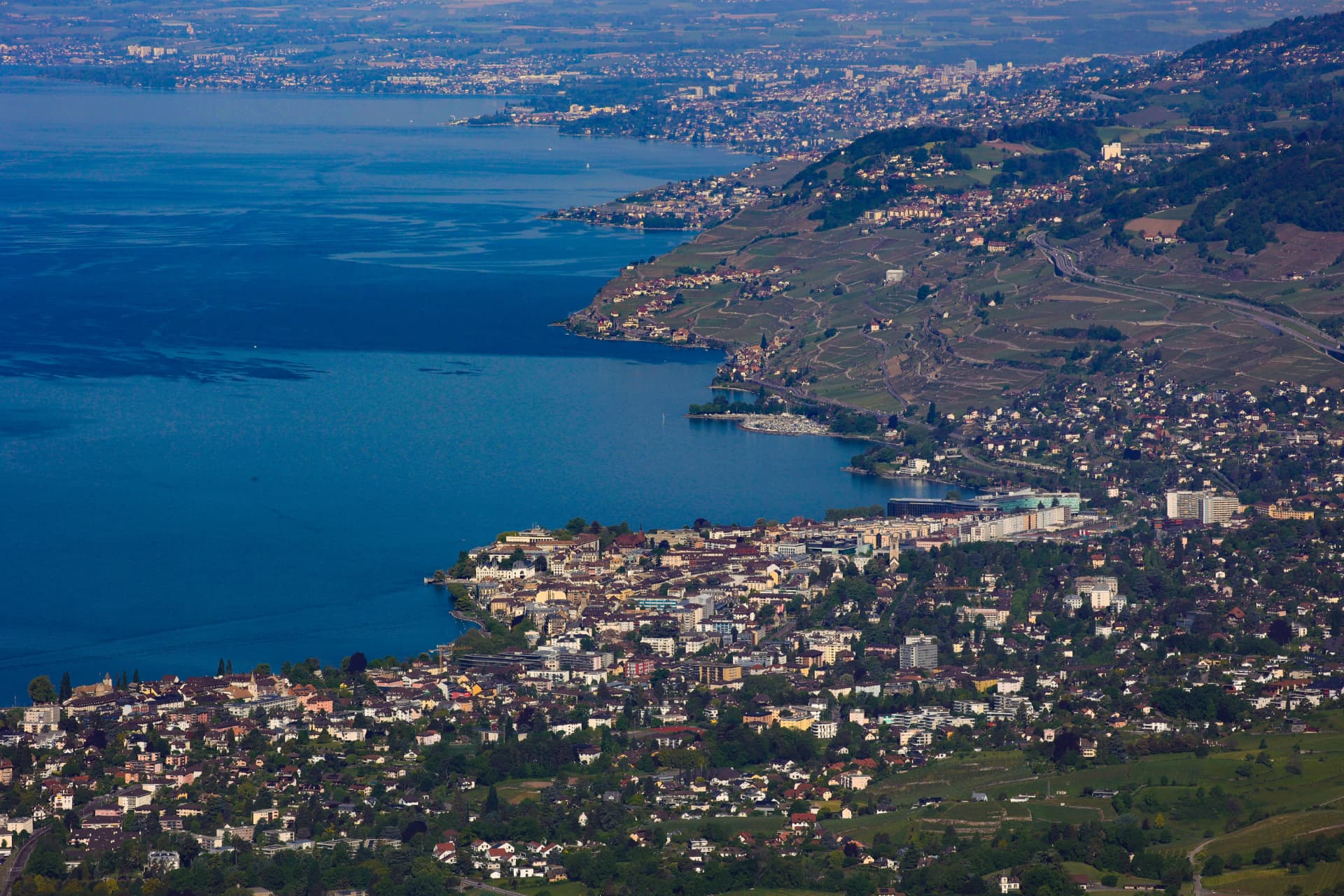 Blick von oben auf Montreux, Vevey und das blaue Wasser des Genfersees