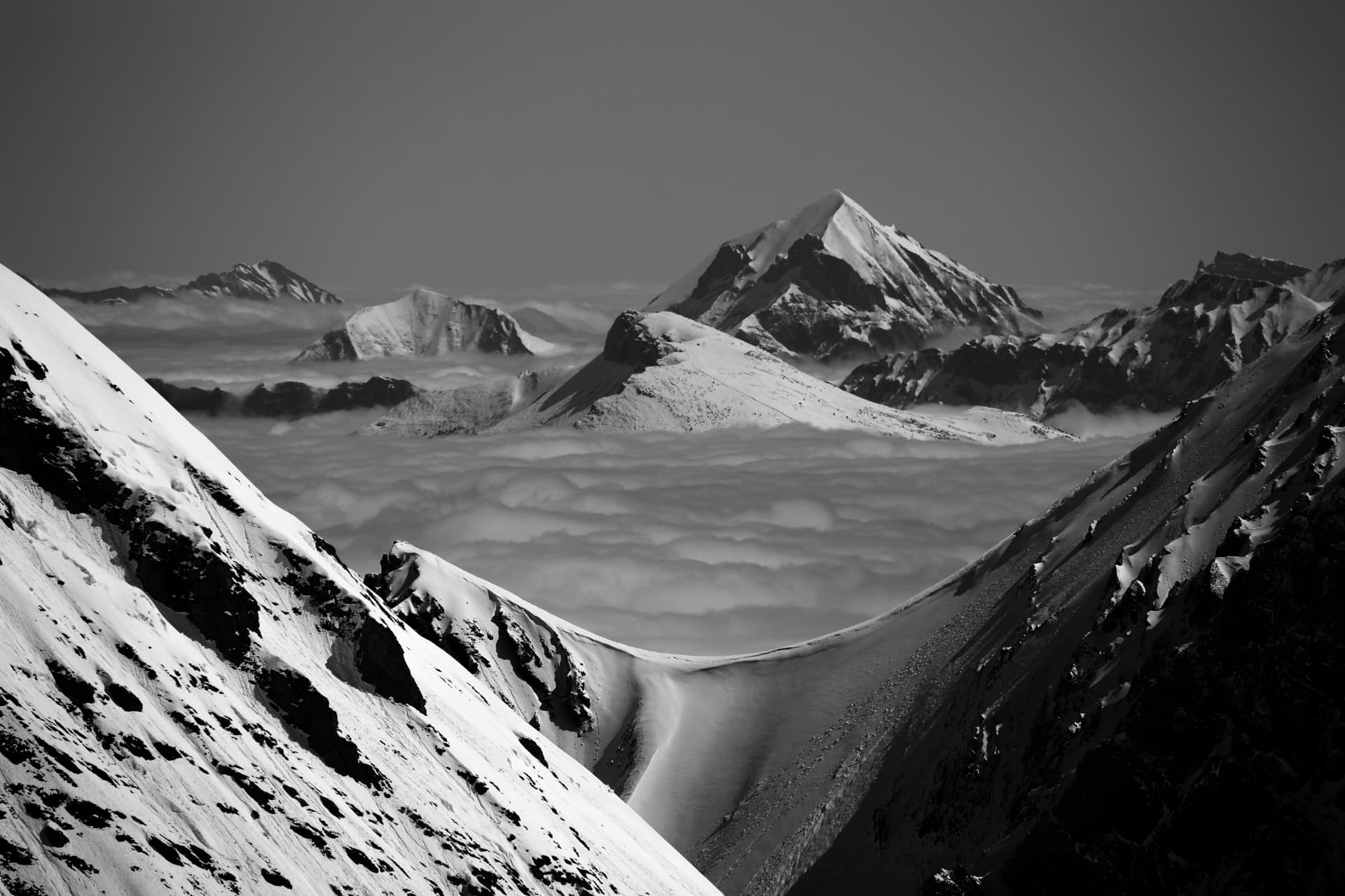 Grat und Gipfel über den Wolken in Schwarz-Weiß