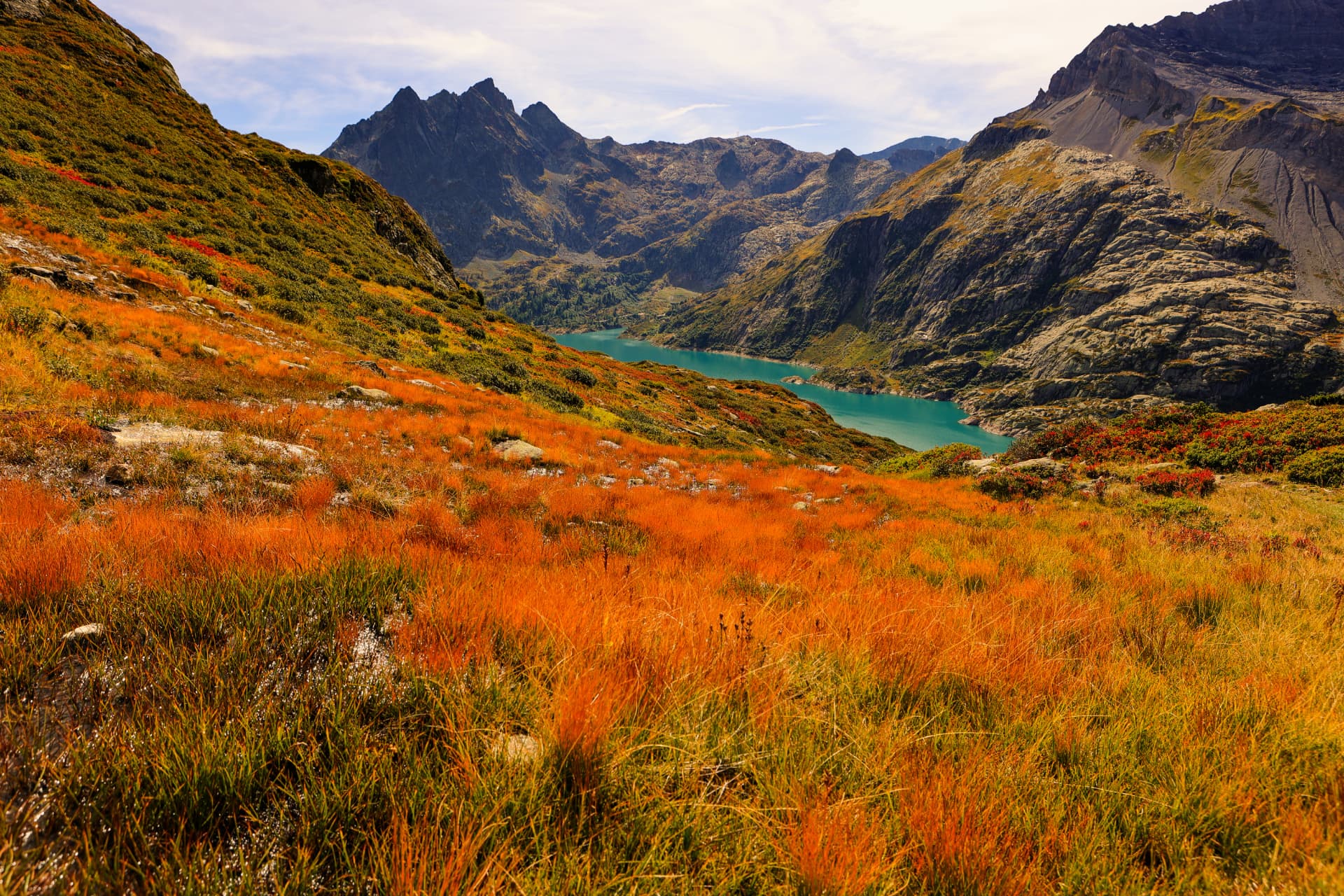 Herbsthänge über dem türkisfarbenen Emosson-Stausee