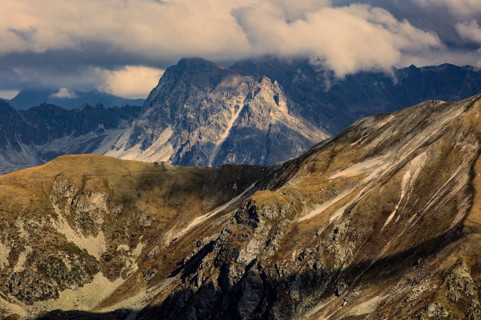 Gestaffeltes Panorama der felsigen Alpen vom Mont-Noble-Grat