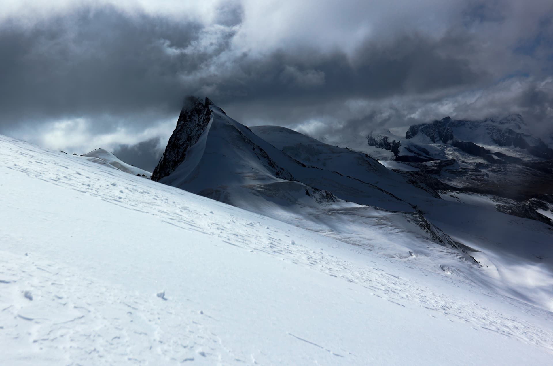 Vom Wind verfrachteter Schneehang unter den Graten des Allalin-Massivs