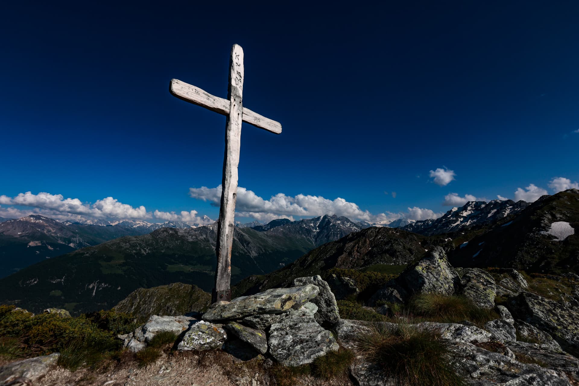 Holzkreuz auf dem Grat über Thyon mit 360°-Panorama