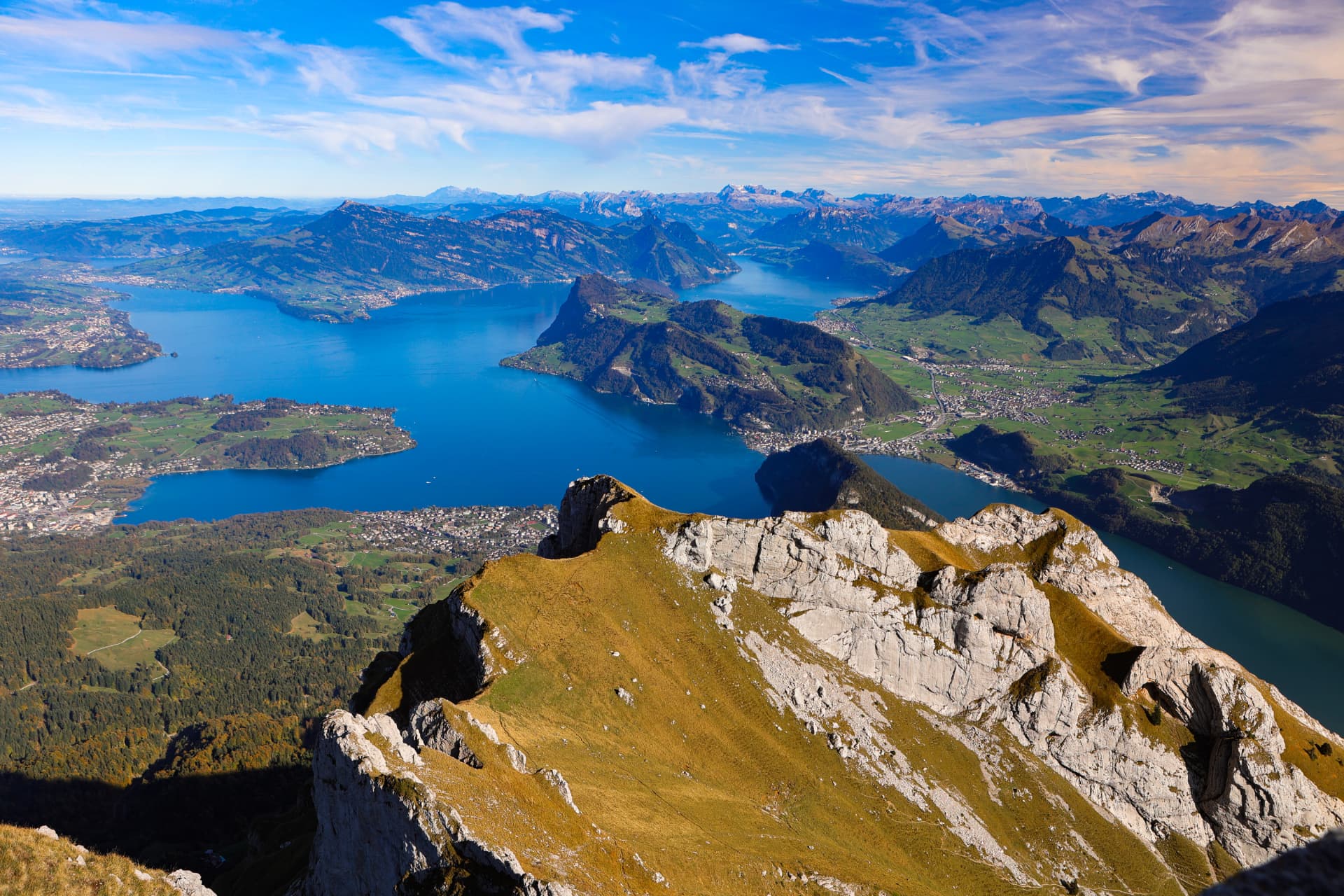 Panorama des Vierwaldstättersees und der Alpen vom Felsgrat des Pilatus