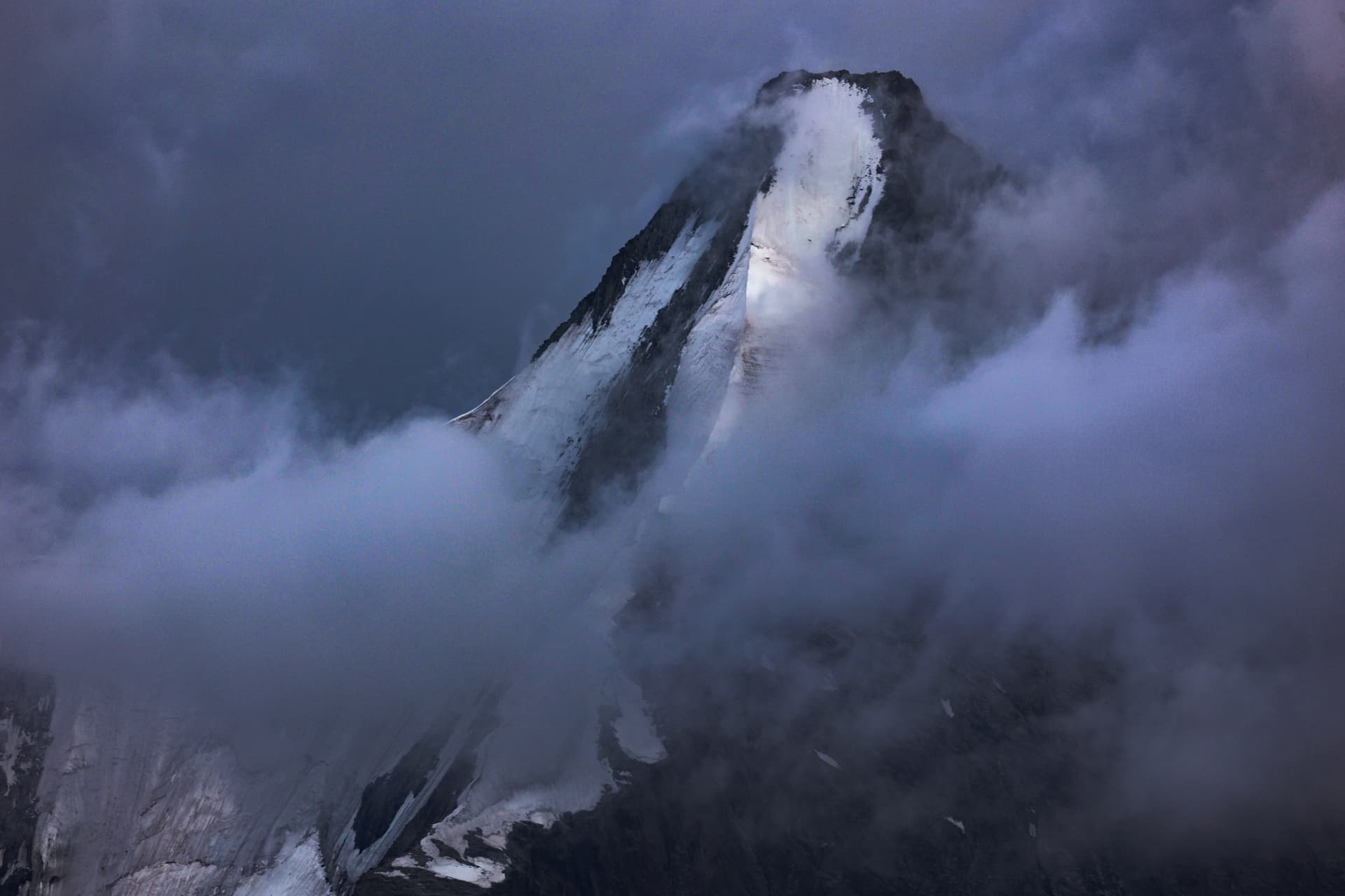 Pigne de la Lé in aufreissenden Wolken