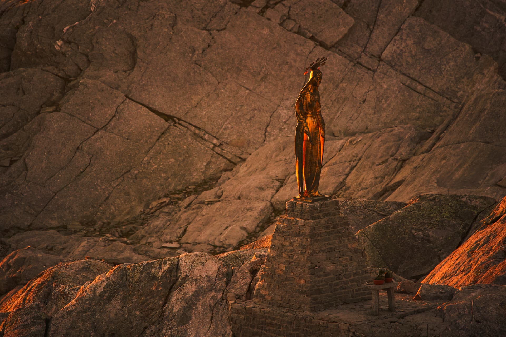 Goldene Figur der Madonna delle Nevi im letzten Tageslicht