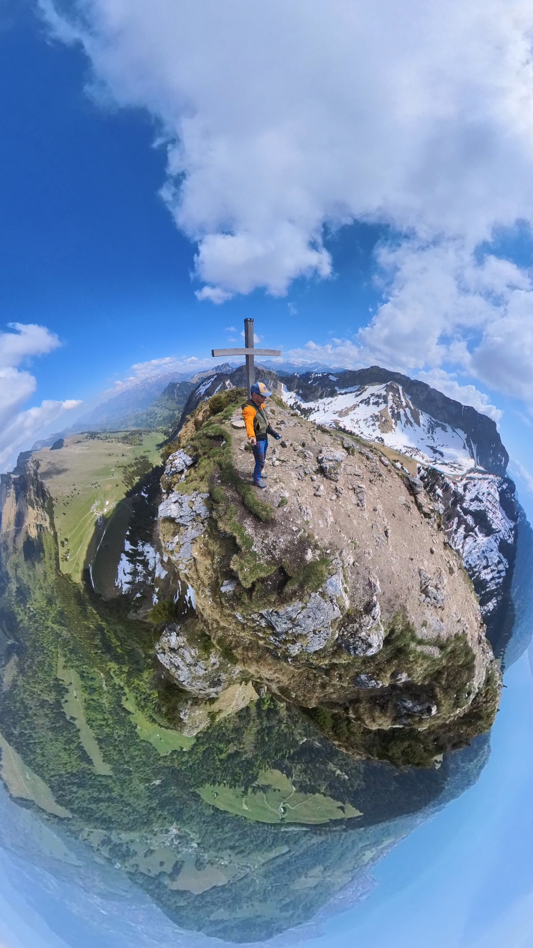 Tiny-Planet-Panorama mit dem Fotografen am Gipfelkreuz der Dent de Jaman