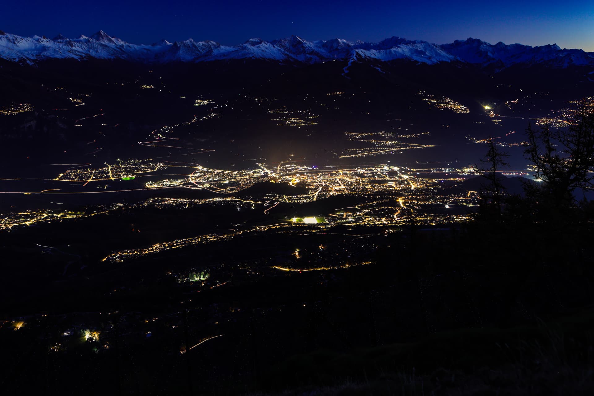 Nachtpanorama von Sion und dem Rhonetal von den Hängen über Savièse