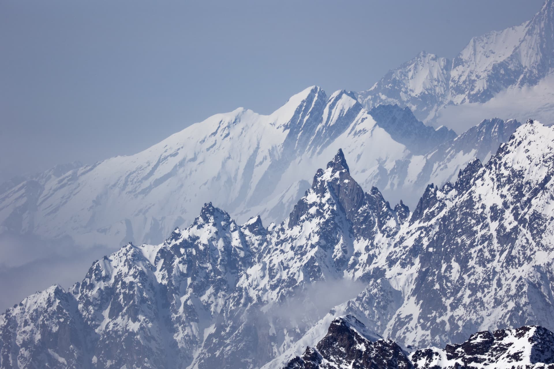 Verschneite alpine Wände und Felsnadeln bei Besuchen im Gebiet des Klein Matterhorns