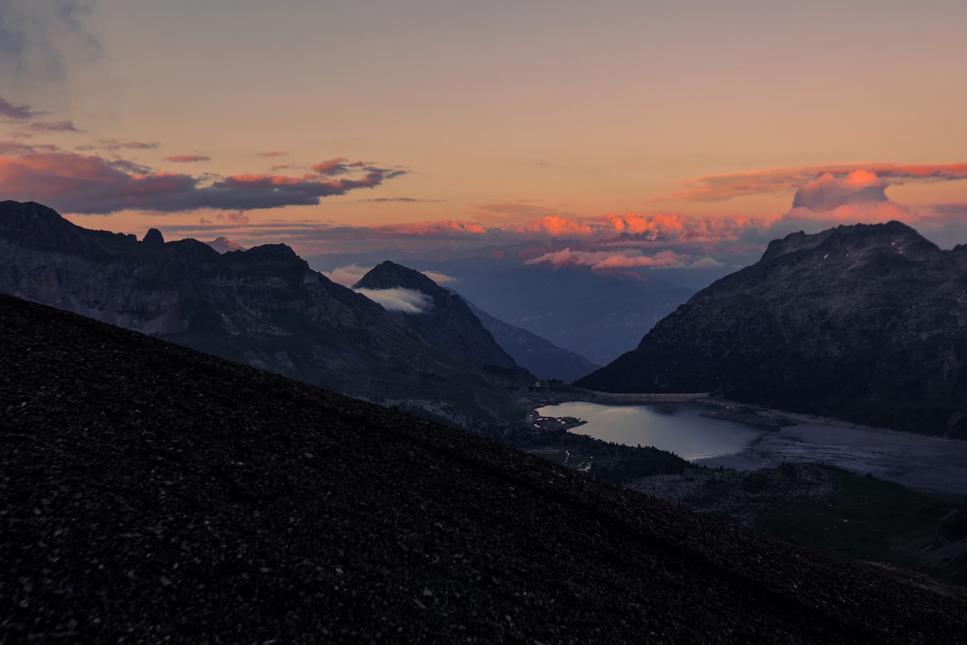 Sonnenuntergang über dem Lac de Salanfe vom Aufstieg gesehen