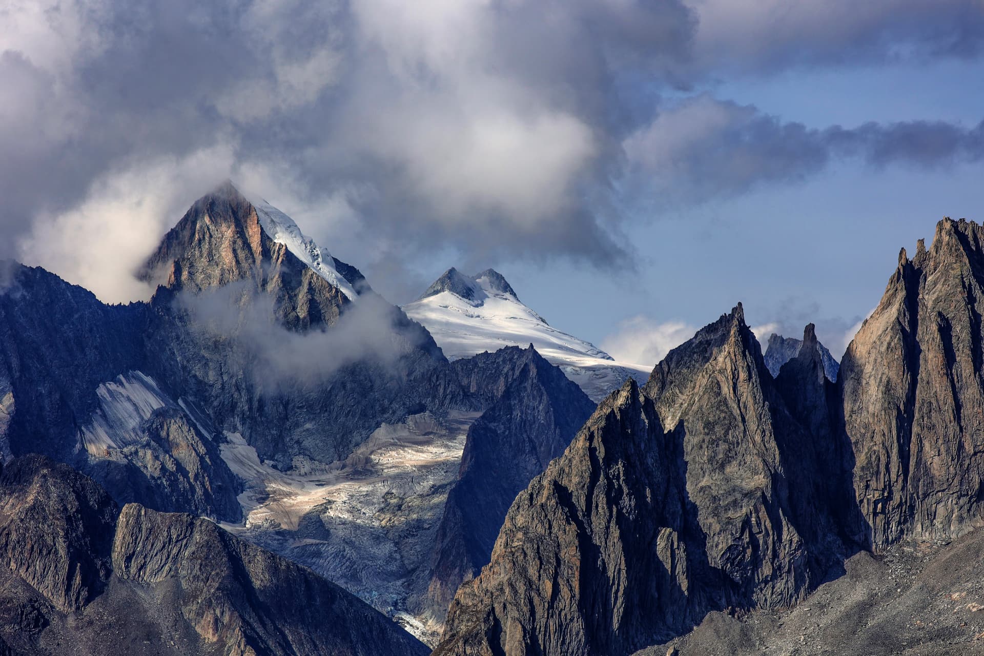 Felsgipfel und Gletscher beim Aufstieg zum Bettmerhorn