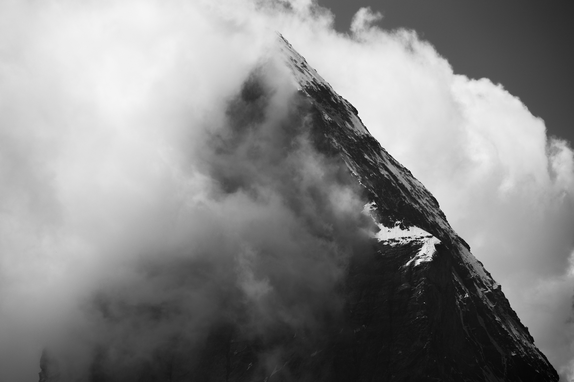 Gipfelgrat durchbricht die Wolken, schwarzweiss