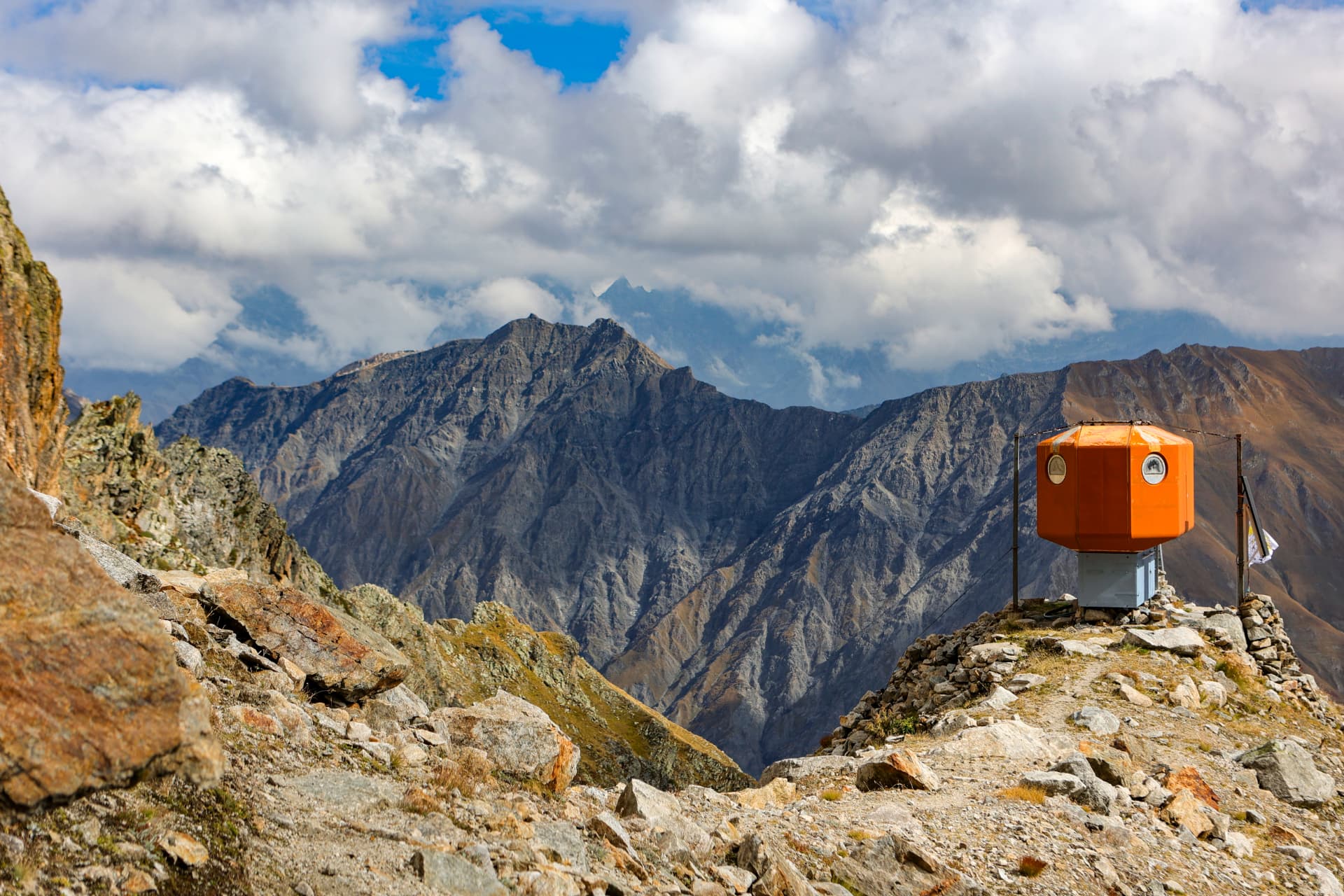 Bivouac du Dolent vor den Felsgipfeln des Val Ferret