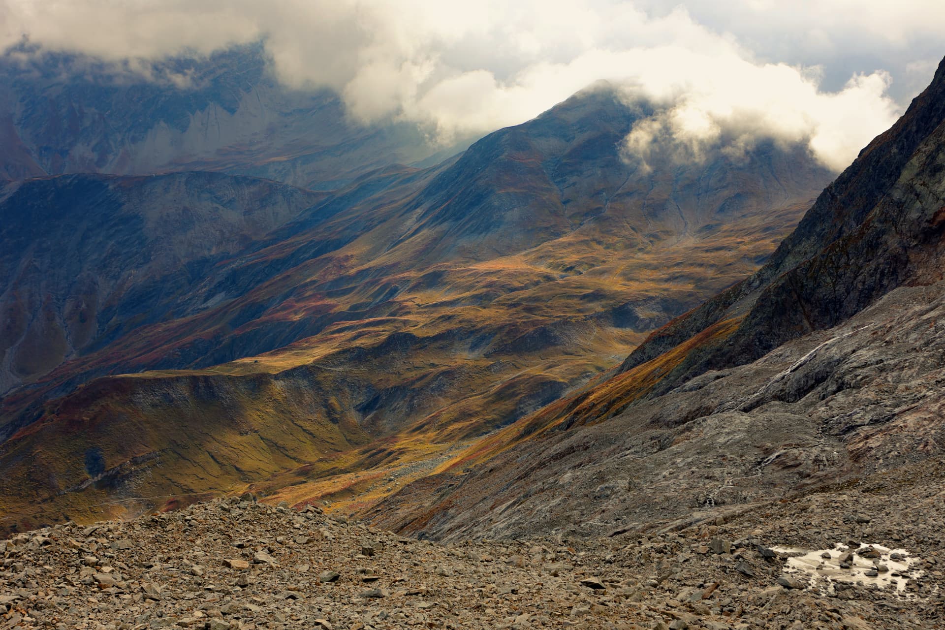 Panorama des Tals über dem Val Ferret von weiten Herbsthängen