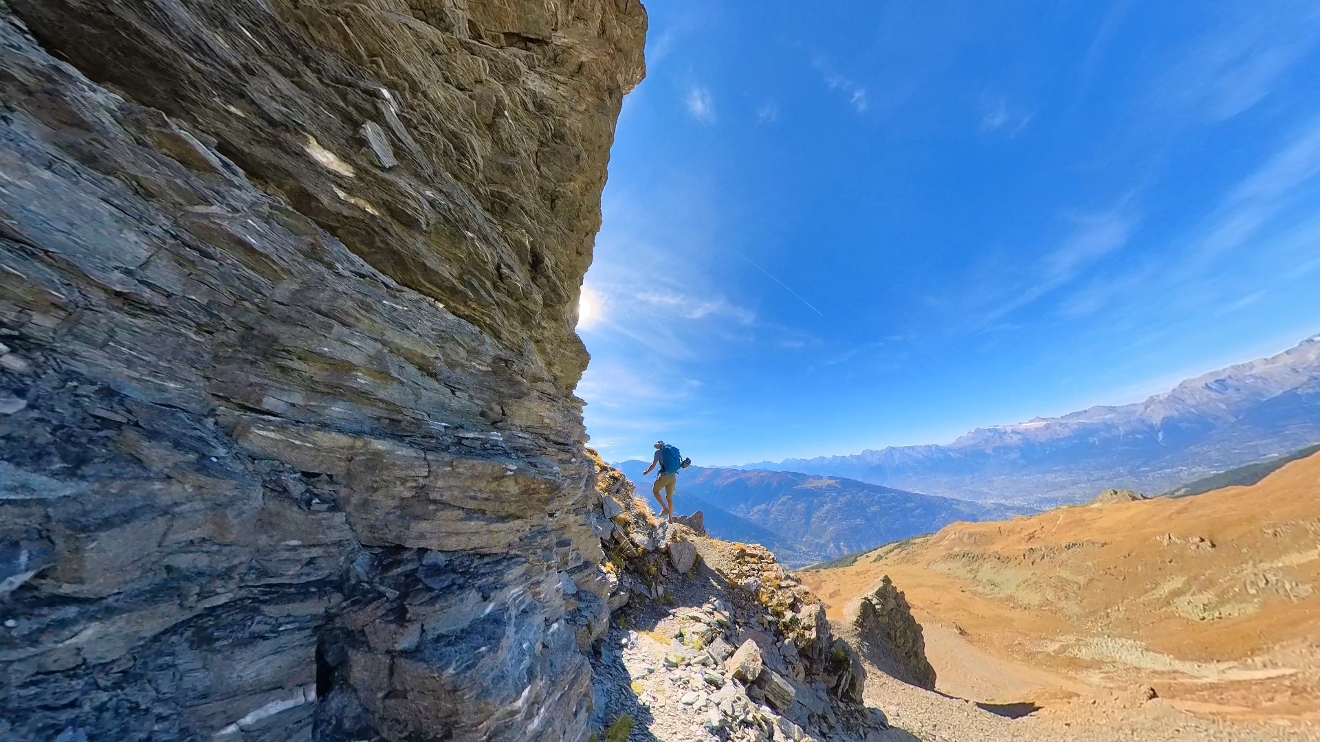 Querung unter einer Felswand mit Blick ins Val d’Hérens