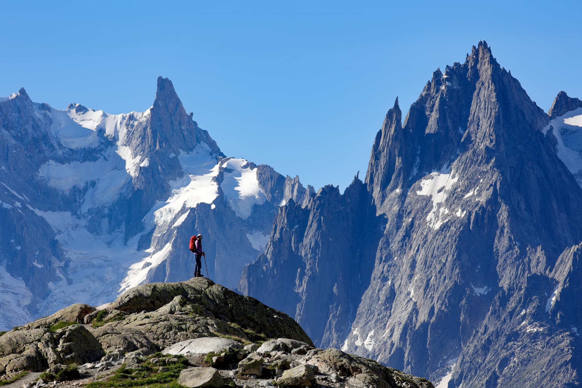 Wanderer auf einem Felsgrat über Chamonix vor den Aiguilles