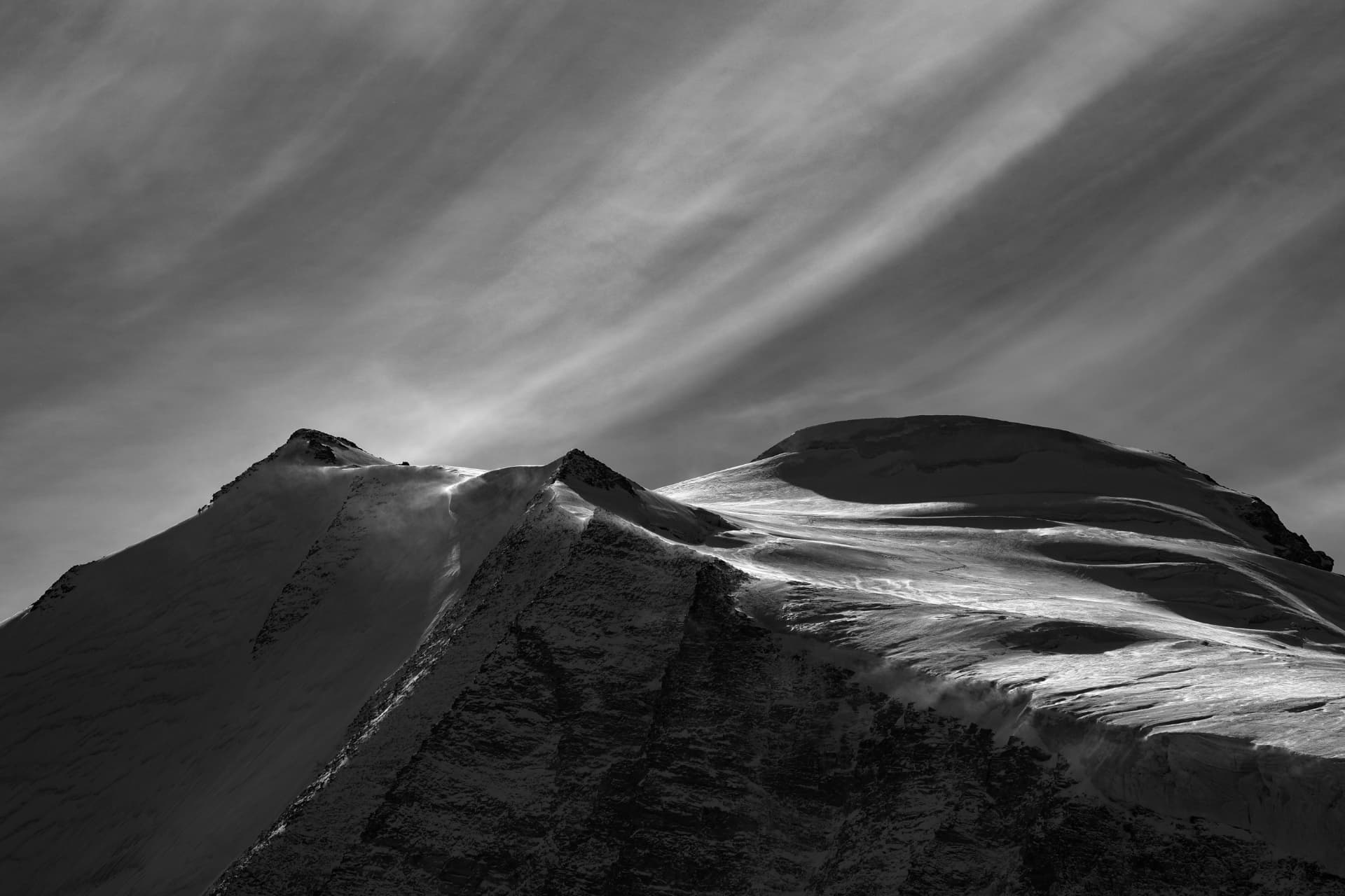 Gipfel im Windlicht, Wolken ziehen über den Grat, in Schwarz-Weiß