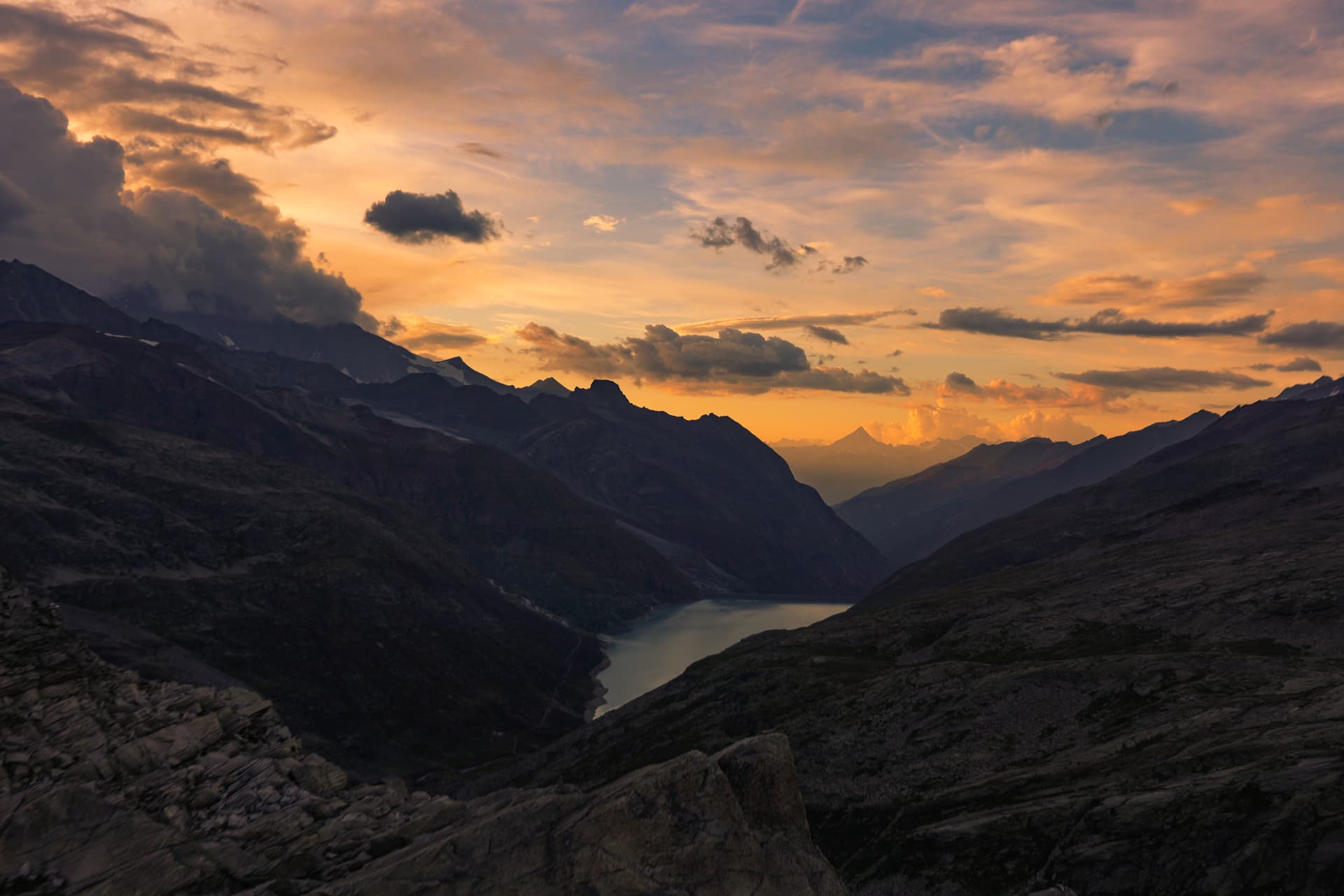 Mattmarksee im Abendlicht vom Aufstieg zum Monte Moro