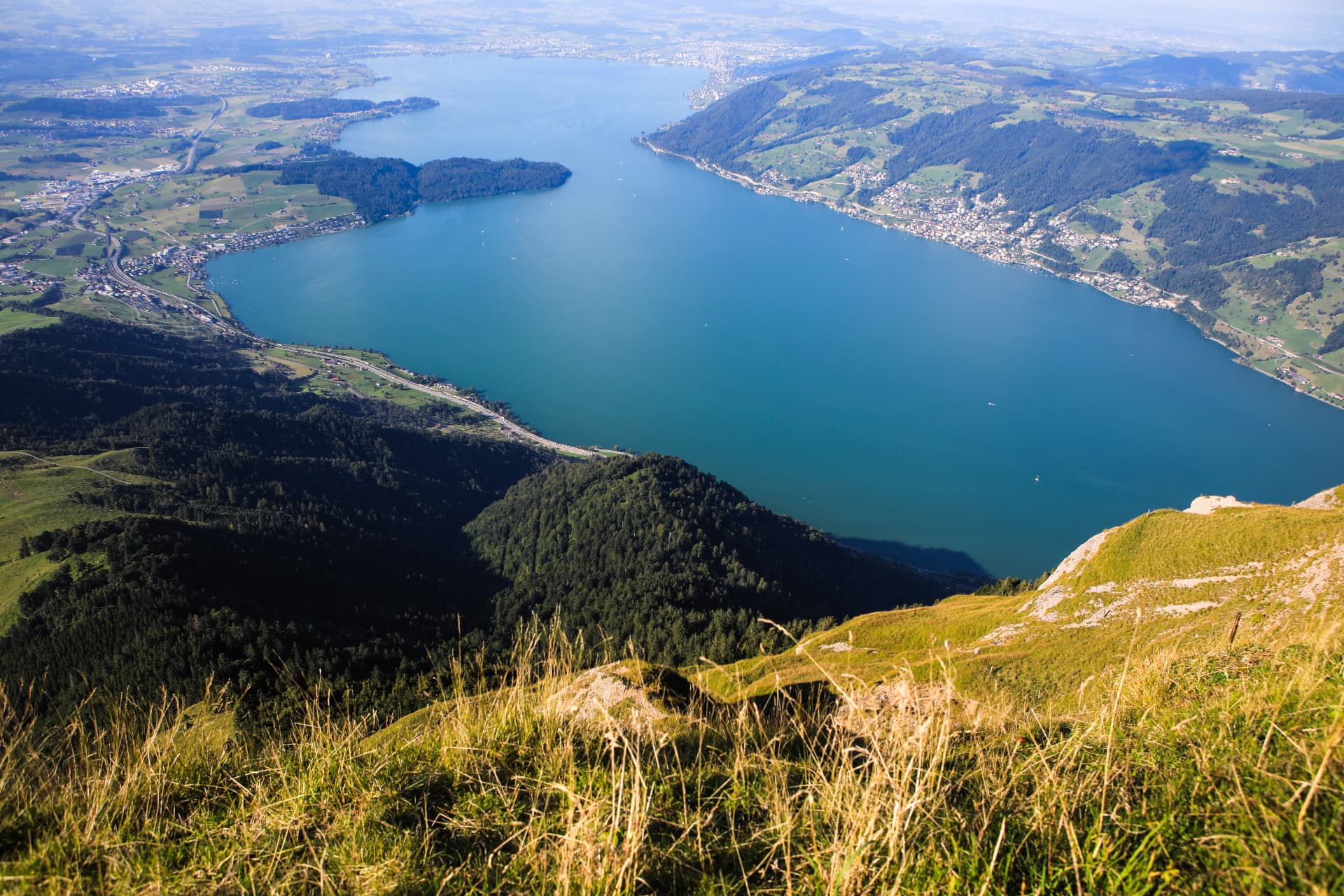 Tiefblick von der Rigi auf den türkisfarbenen Vierwaldstättersee