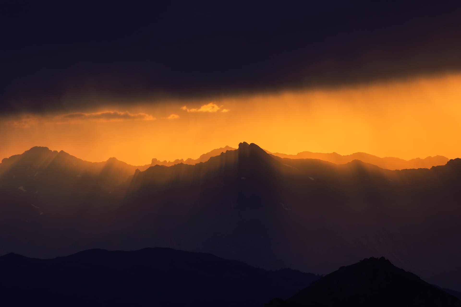 Lichtstrahlen über den Graten beim Sonnenuntergang