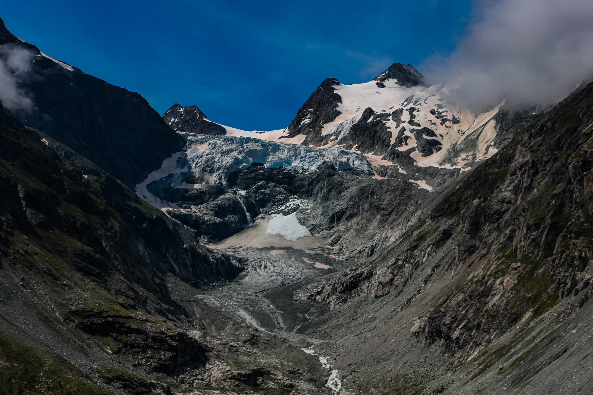 Gletscherkessel des Mont Miné mit Eisbruch und Moräne