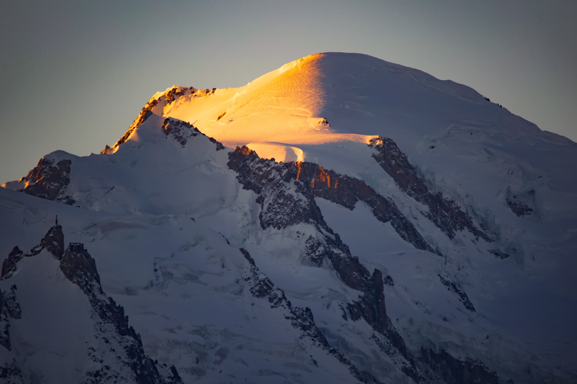 Die Gipfelkuppe des Mont Blanc im letzten orangen Licht des Tages