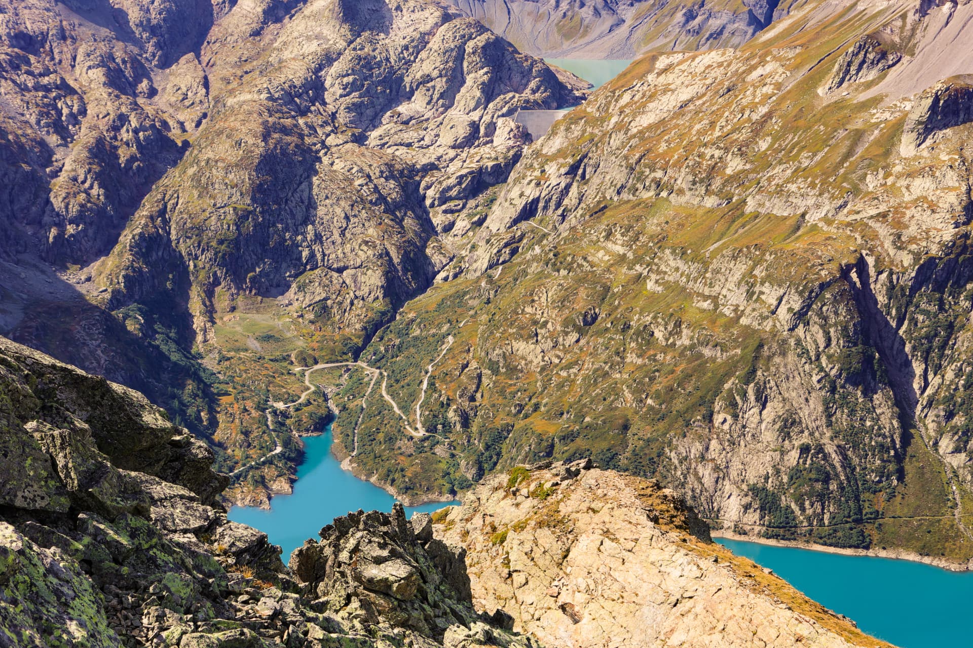 Emosson-Staumauer und türkise Buchten von oben