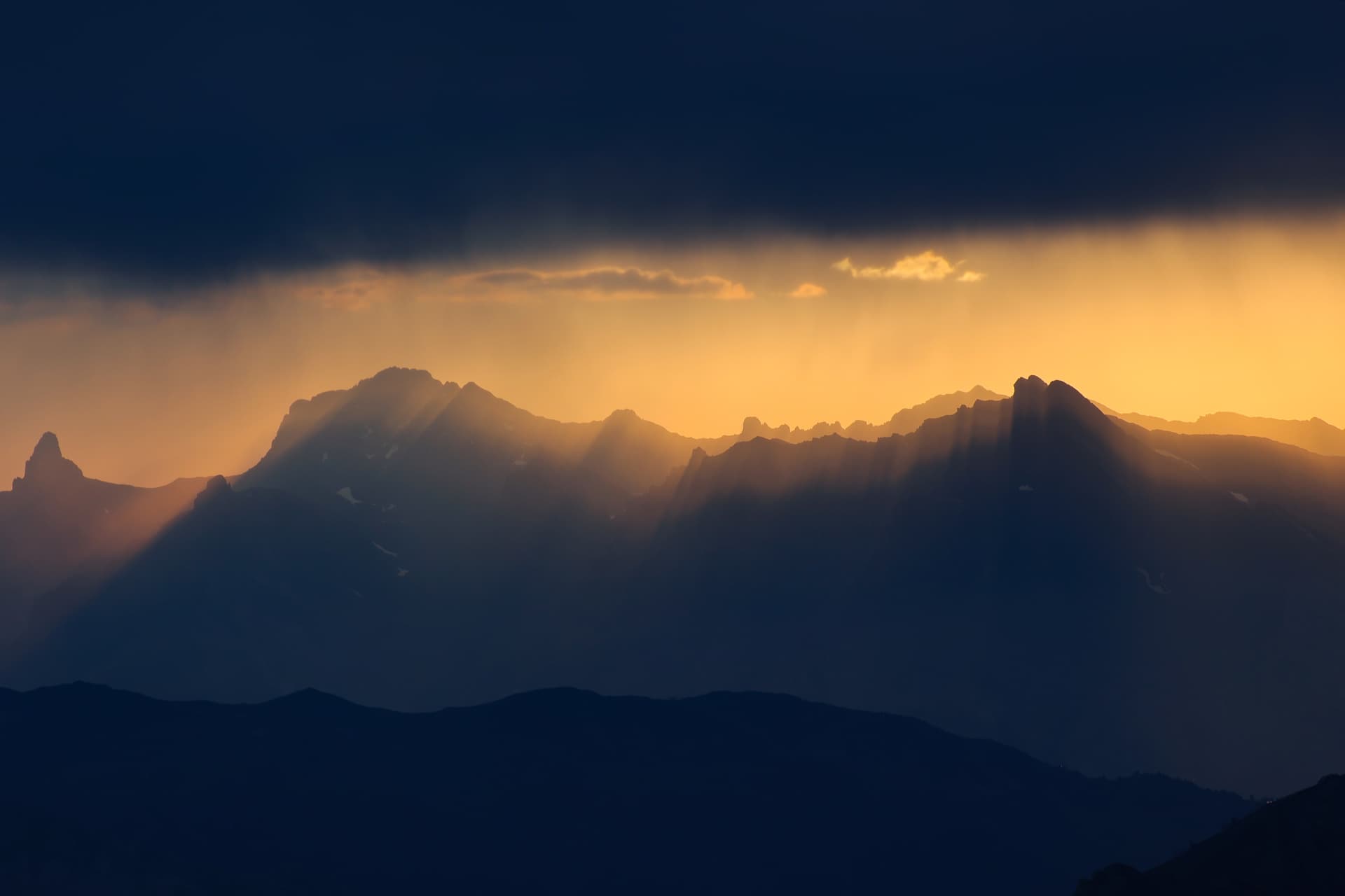 Gratschichten im goldenen Abendlicht