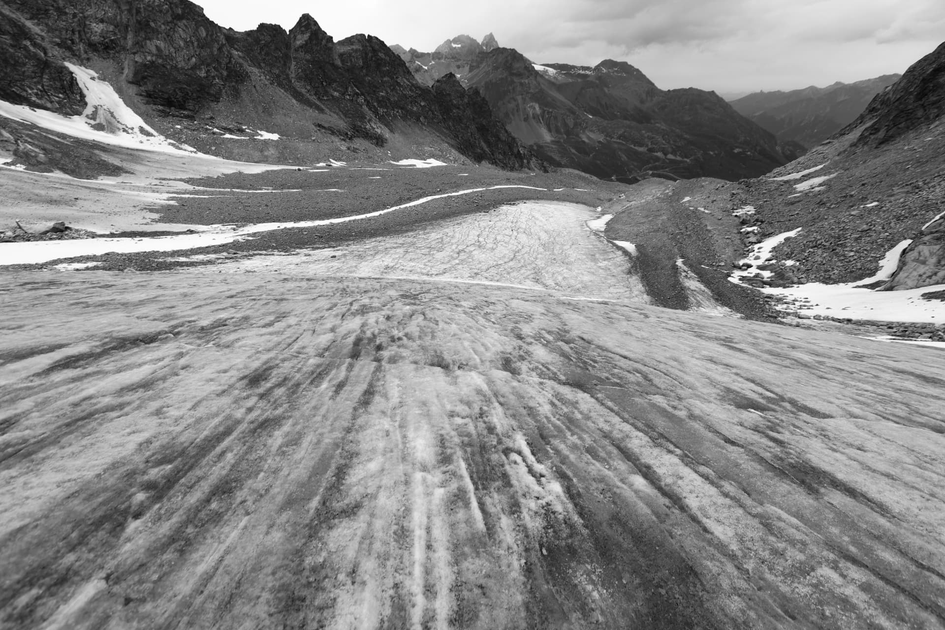 Schwarzweisses Panorama der Gletscherzunge und Moräne im Tal