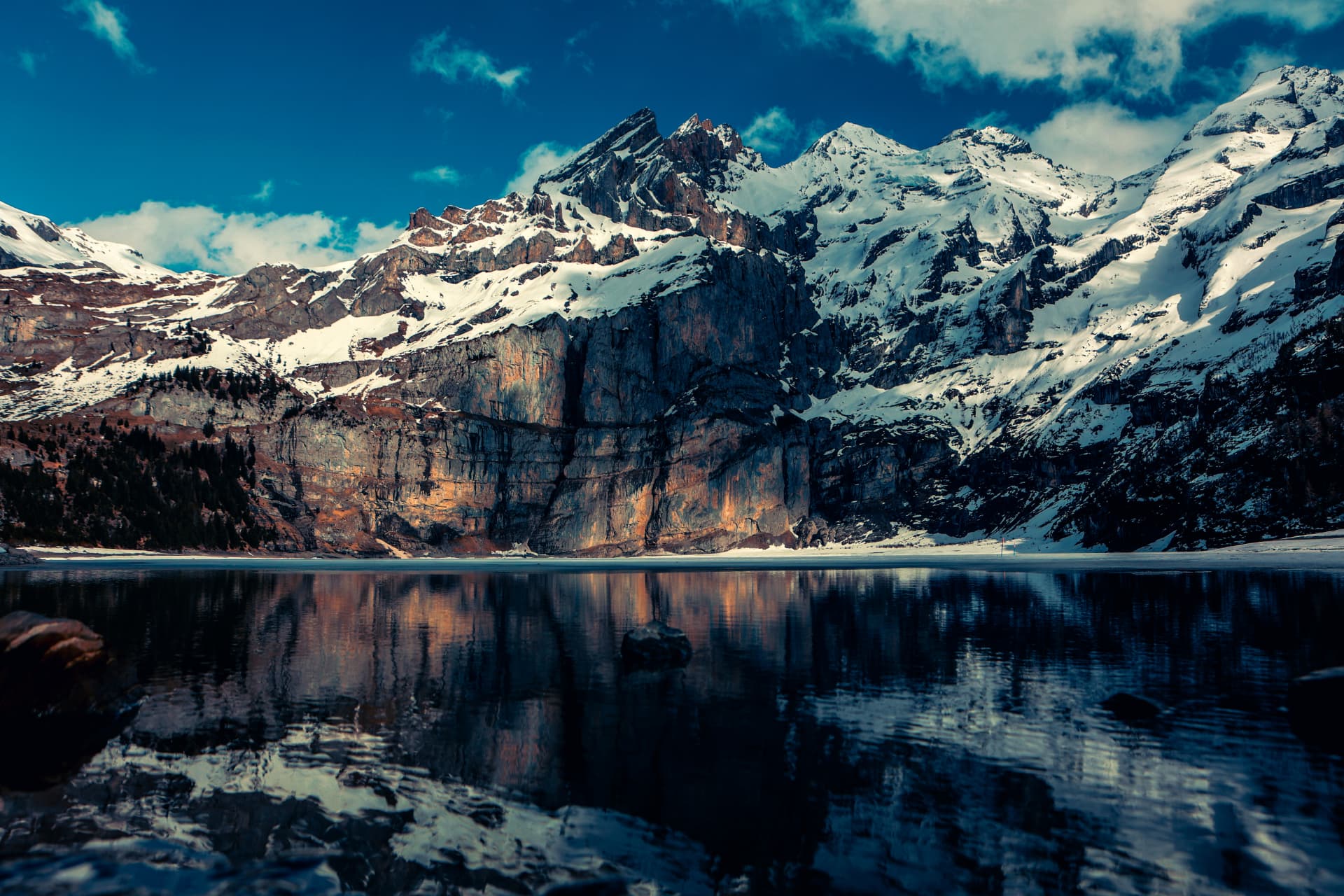 Oeschinensee im Winter mit verschneiten Wänden