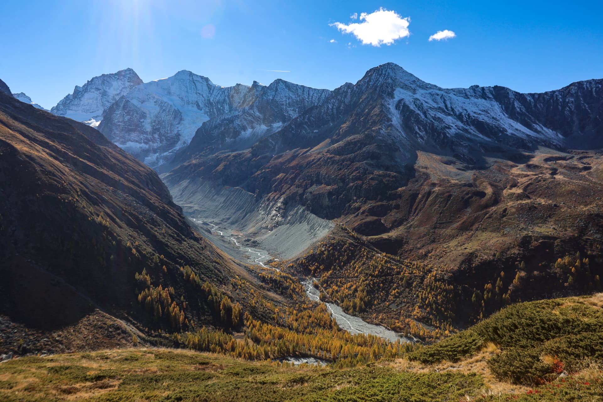 Blick talwärts ins Val de Zinal mit Herbstlärchen