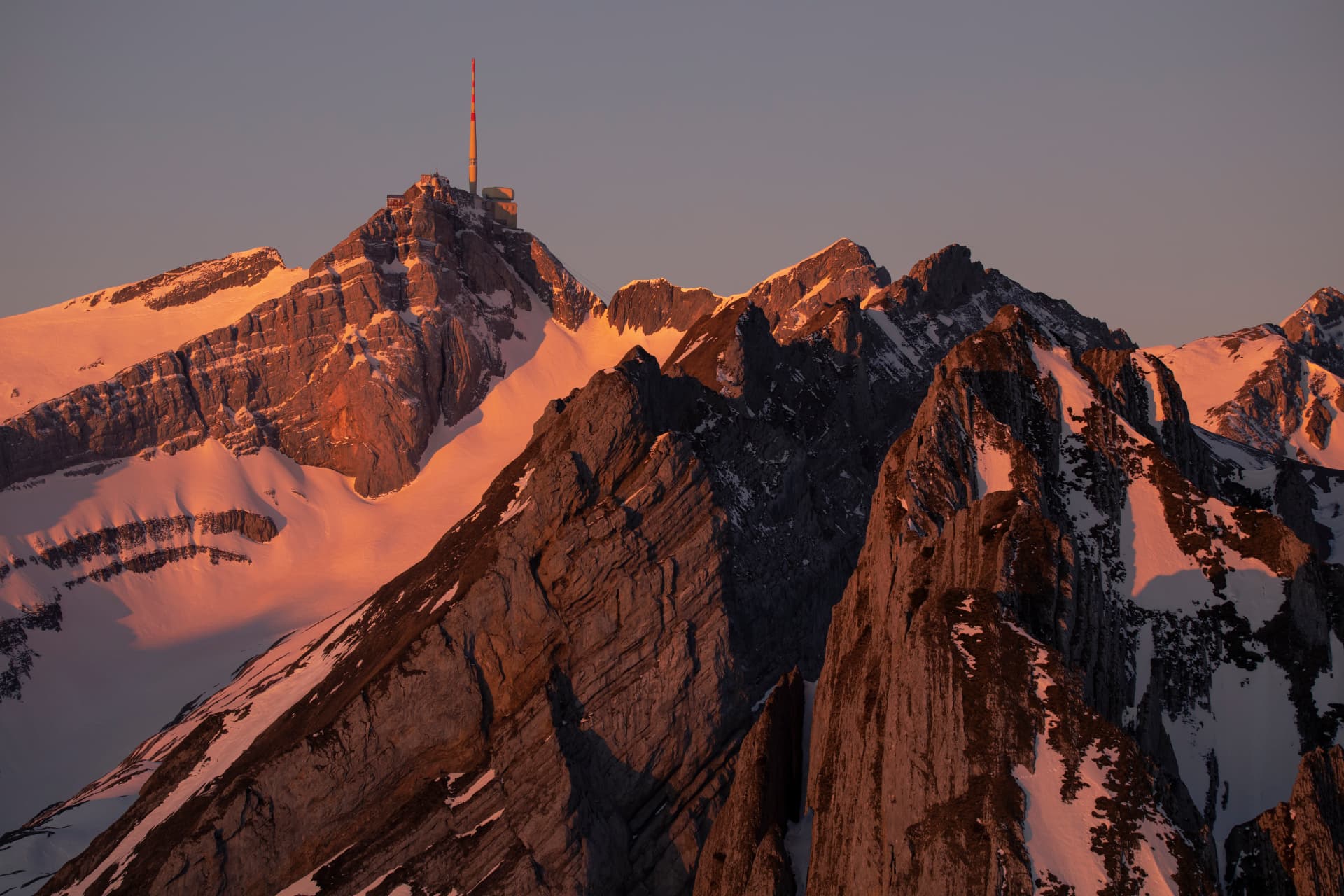 Säntis mit Antenne im warmen Licht des Sonnenuntergangs