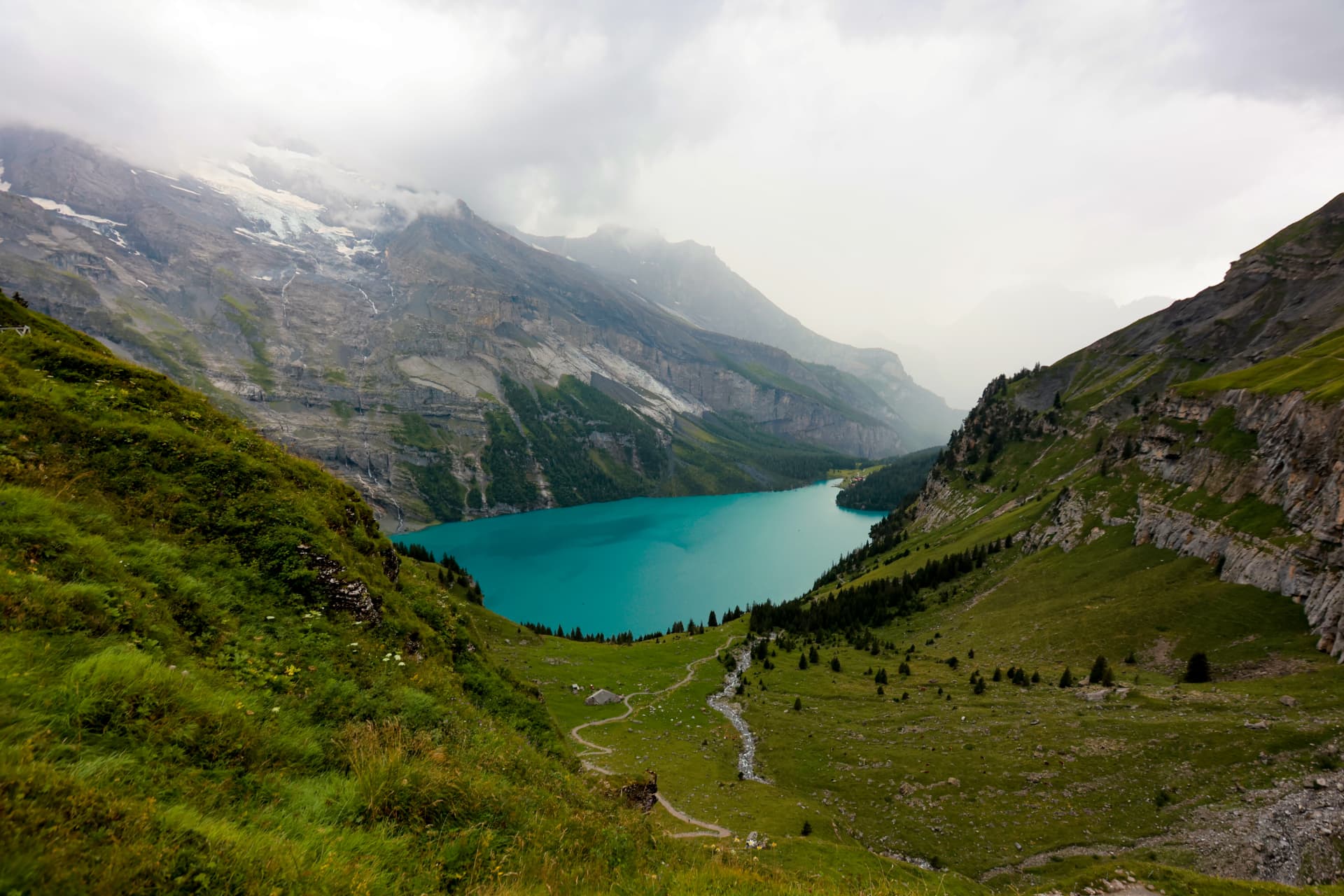 Oeschinensee im Nebel von oben