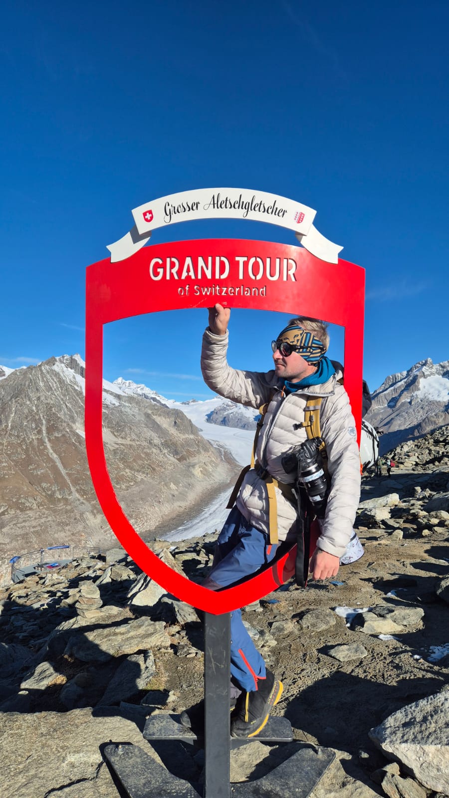 Marcin Bawiec an der Grand-Tour-Tafel über dem Aletschgletscher