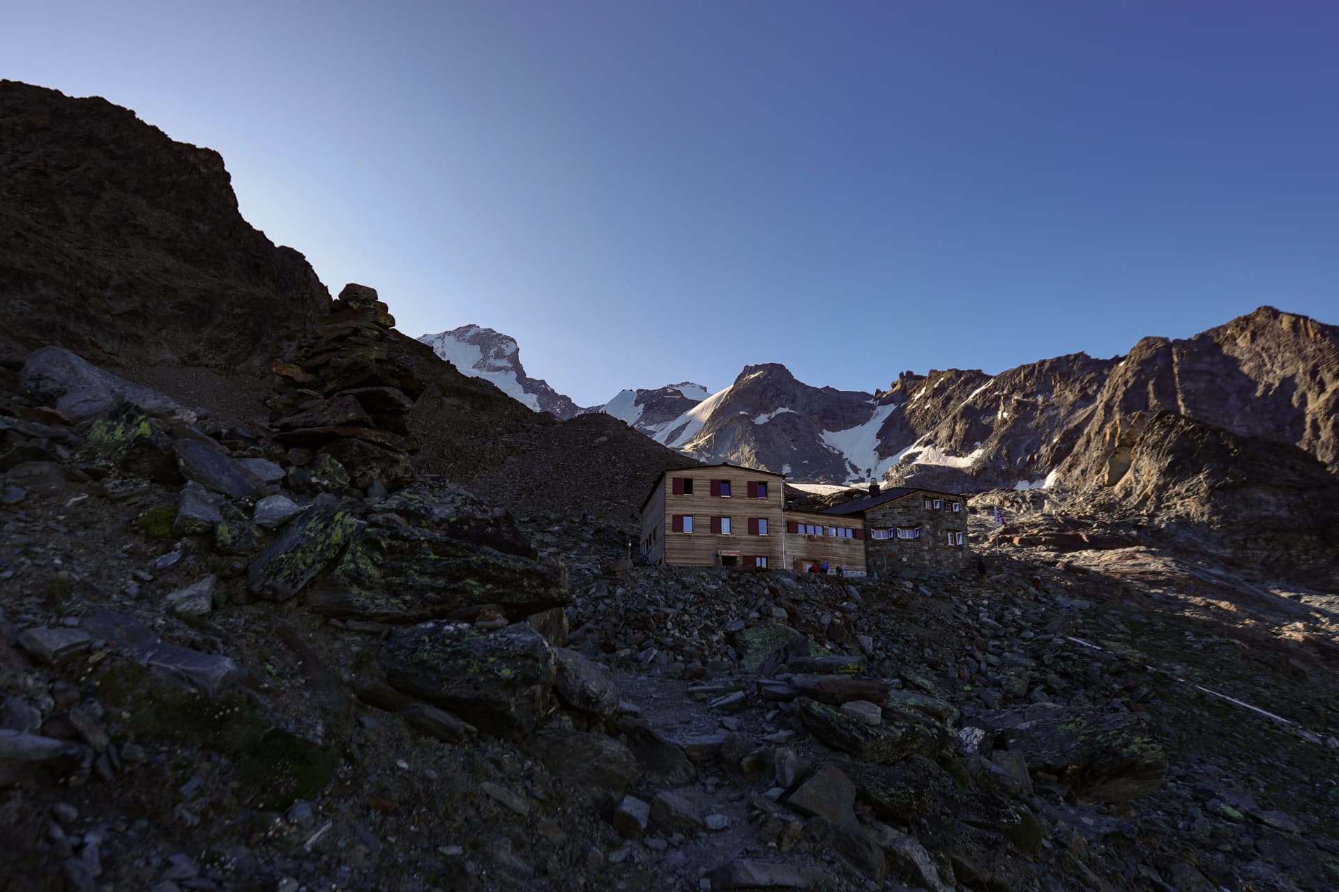 Domhütte SAC 2940 m im Abendlicht über Randa