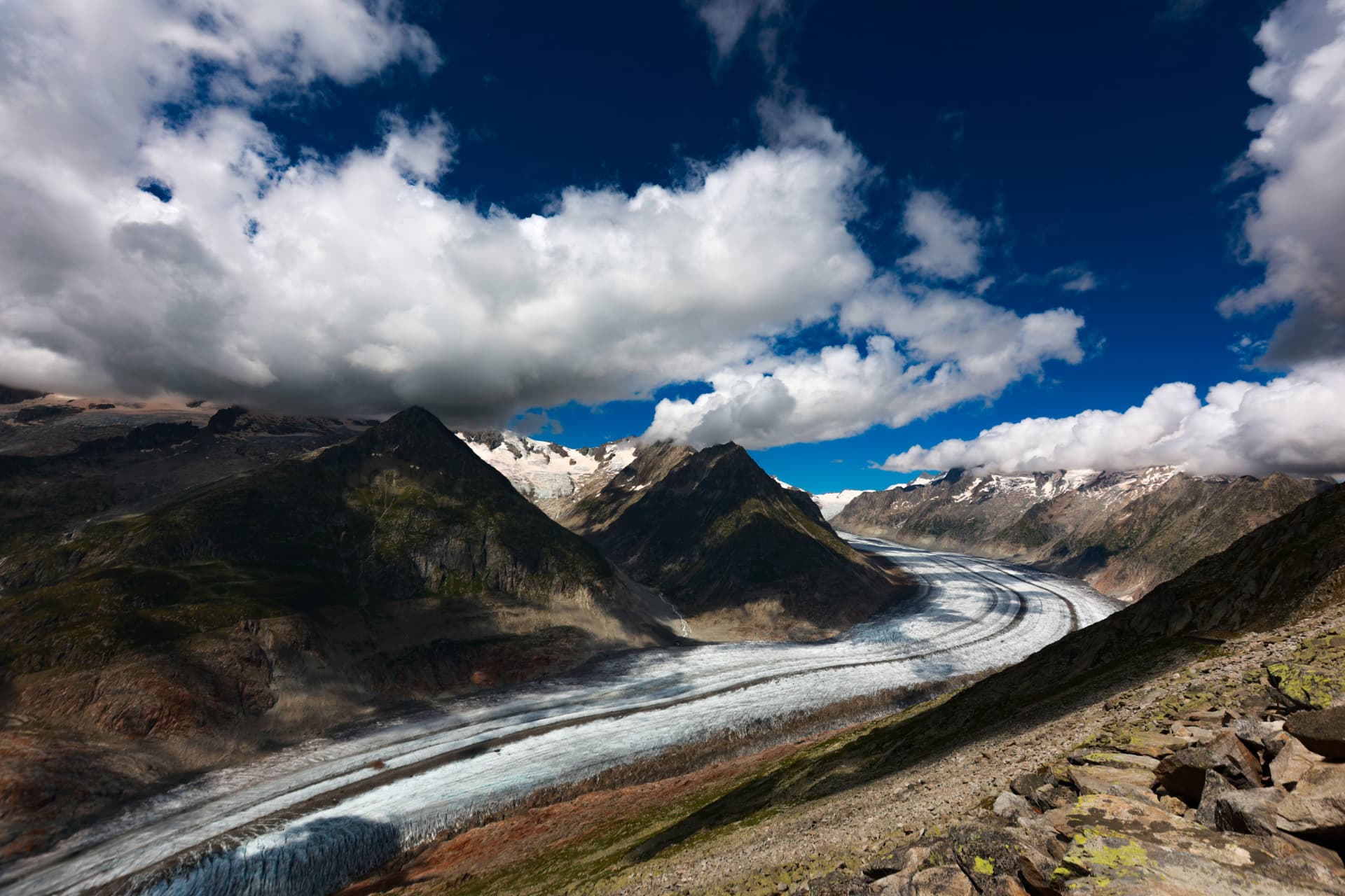 Aletschgletscher unter aufquellenden Wolken