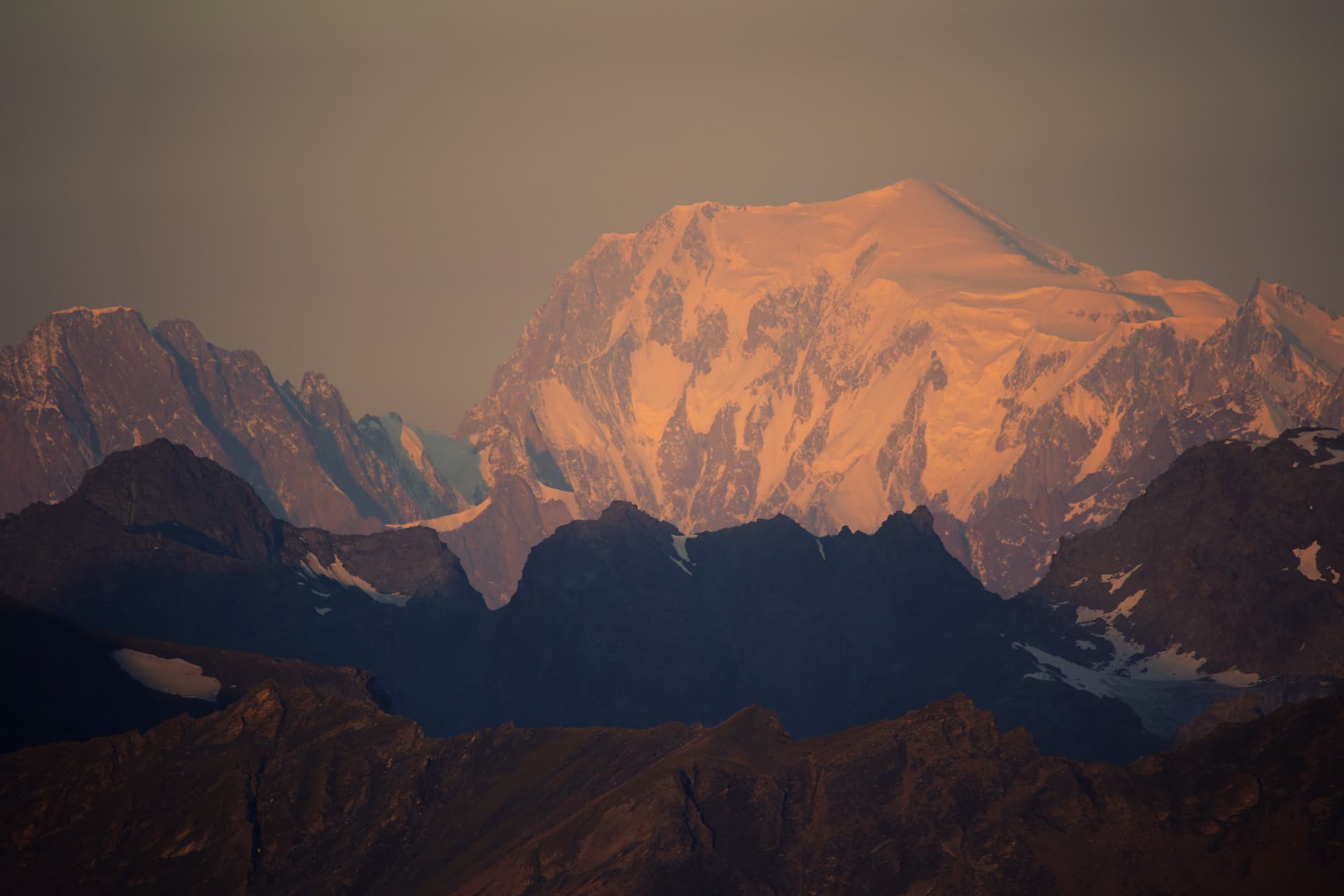 Das Mont-Blanc-Massiv im orangen Licht des Sonnenaufgangs