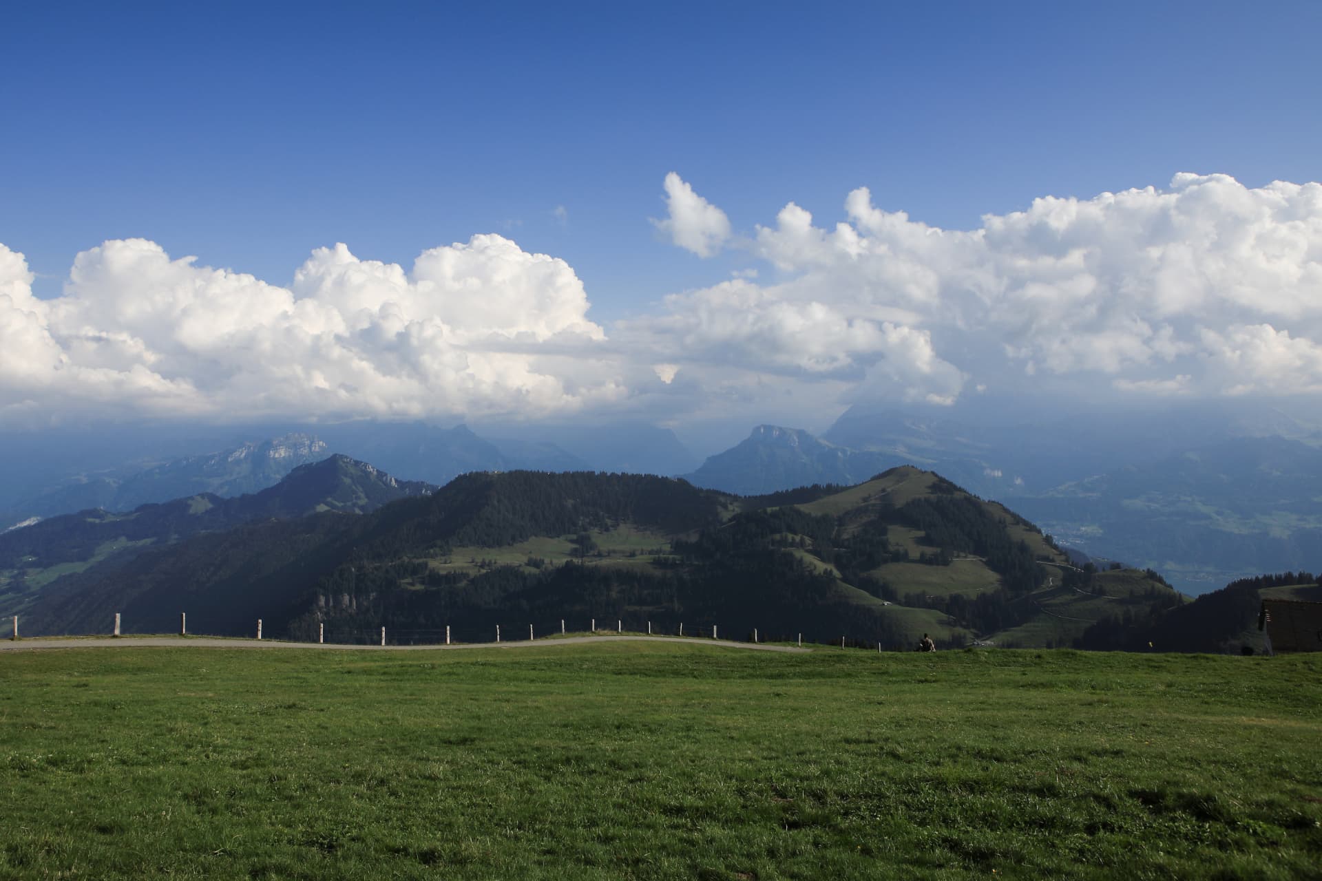 Panorama von Rigi Kulm mit grünen Graten und Quellwolken