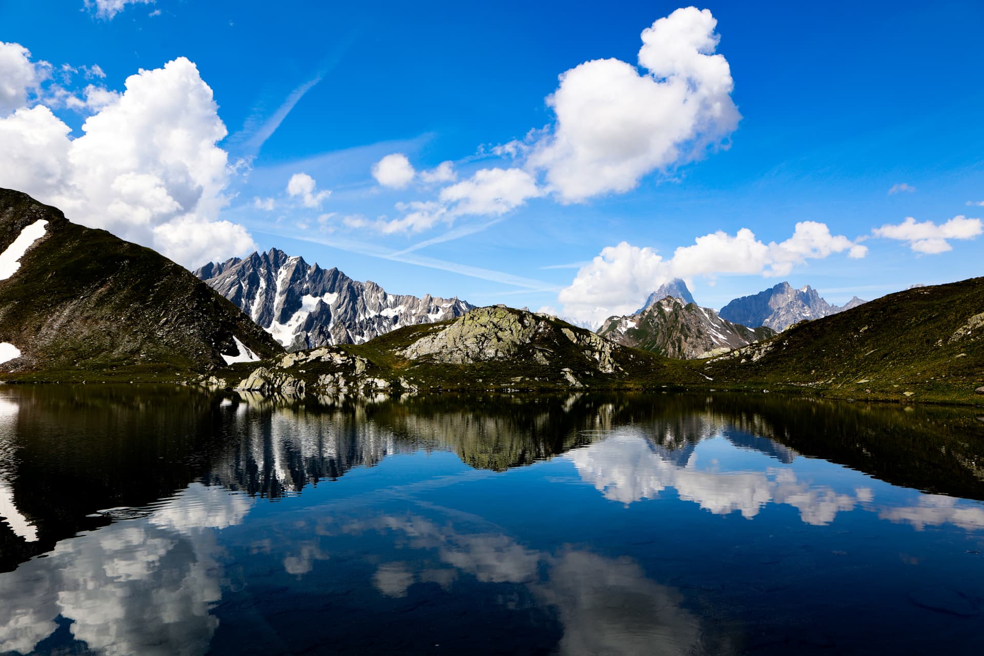 Weites Panorama der Lacs de Fenêtre mit Himmels- und Bergspiegelungen