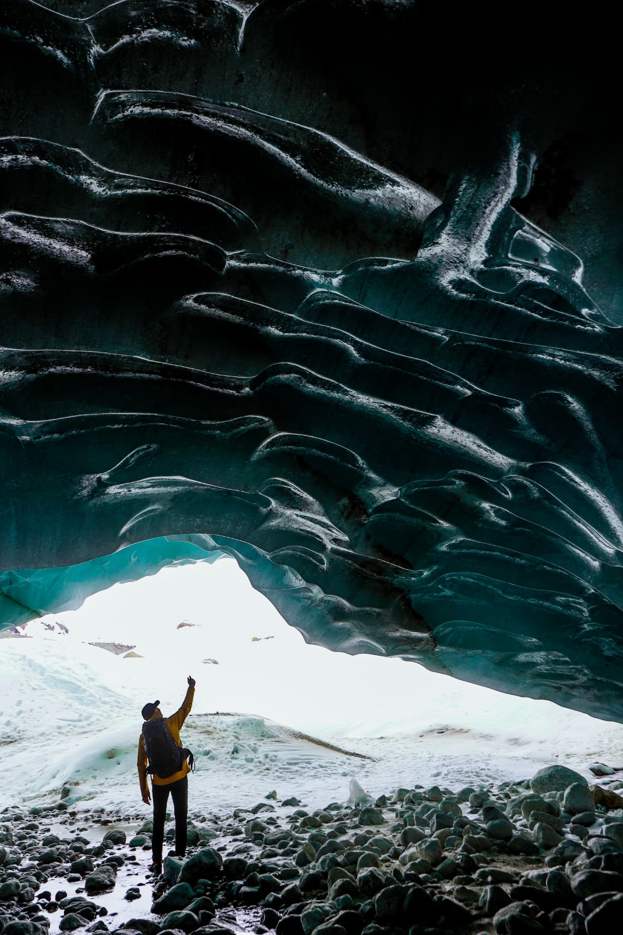 Person unter dem Gewölbe der Eishöhle am Glacier de Zinal