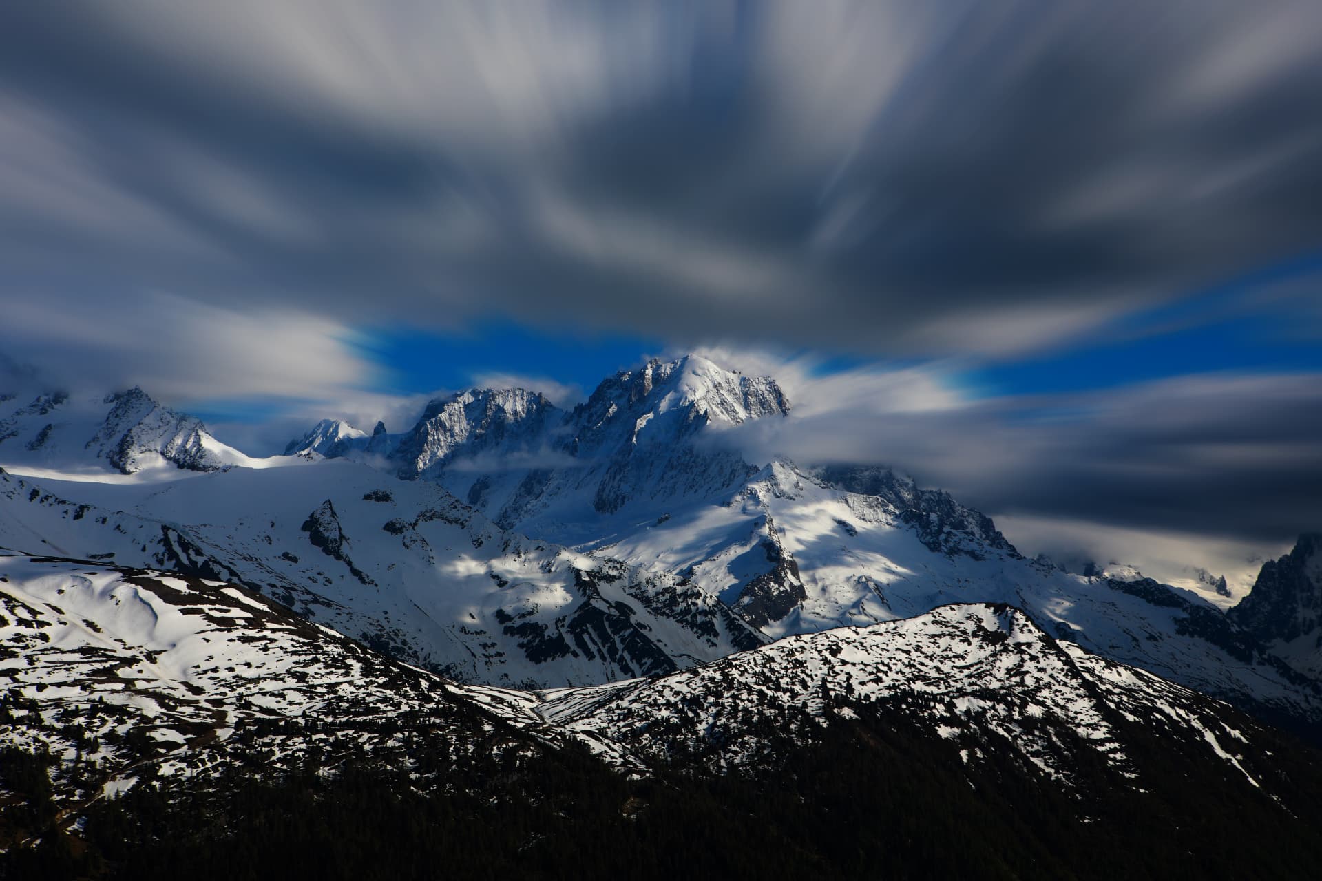 Aiguille Verte und die Grate des Mont-Blanc-Massivs unter gezogenen Wolken