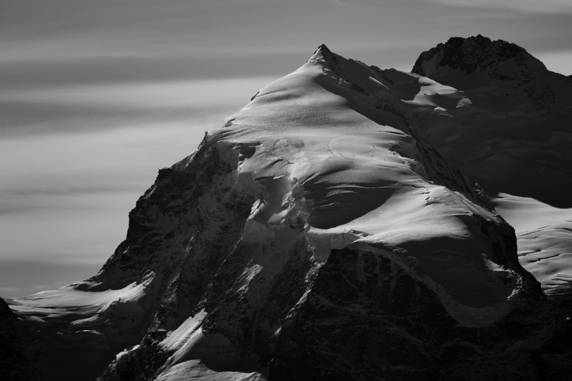 Verschneite Bergpyramide in weichem Licht in Schwarz-Weiß