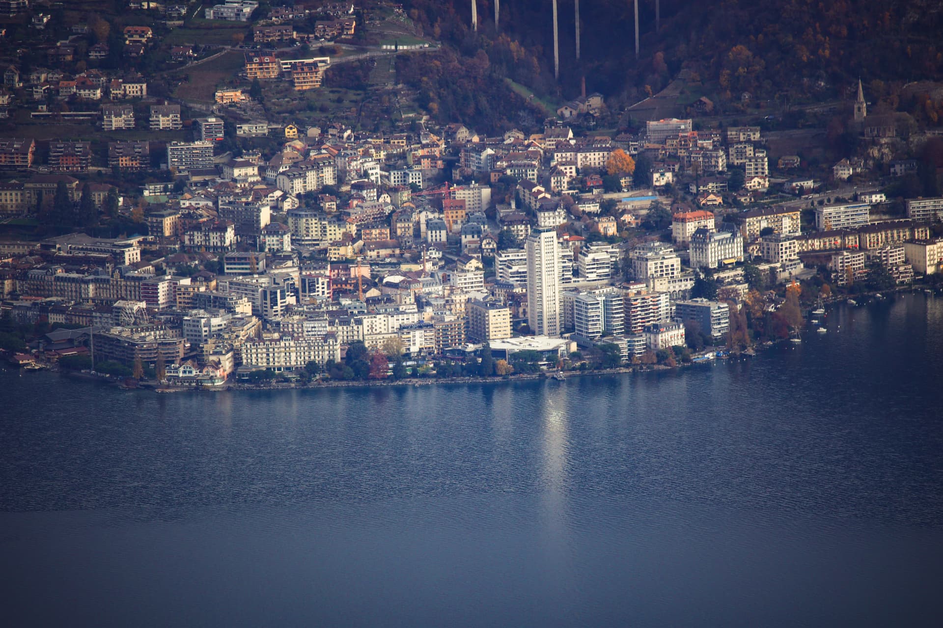 Montreux am Ufer des Genfersees von oben