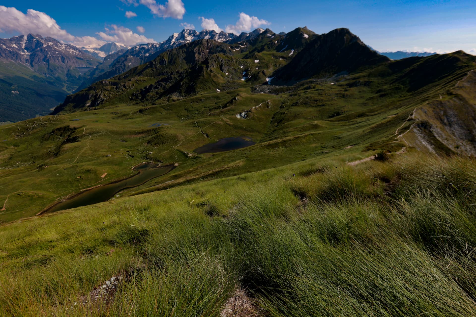 Grat über Thyon mit Pfad und Bergseen im Talkessel