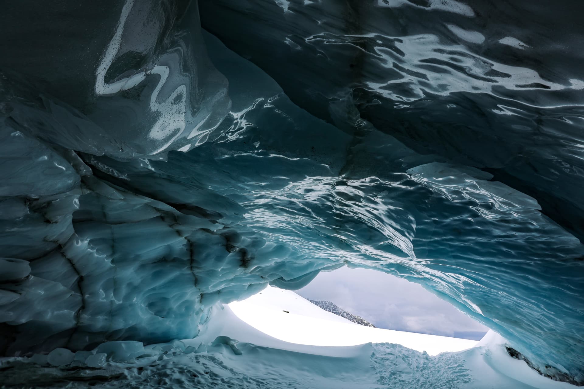 Türkises Gewölbe der Eishöhle am Glacier de Zinal