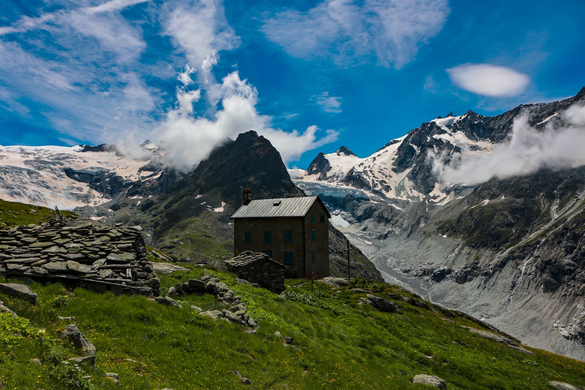 Steinhaus auf Bricola über dem Mont-Miné-Gletscher in der Sommersonne